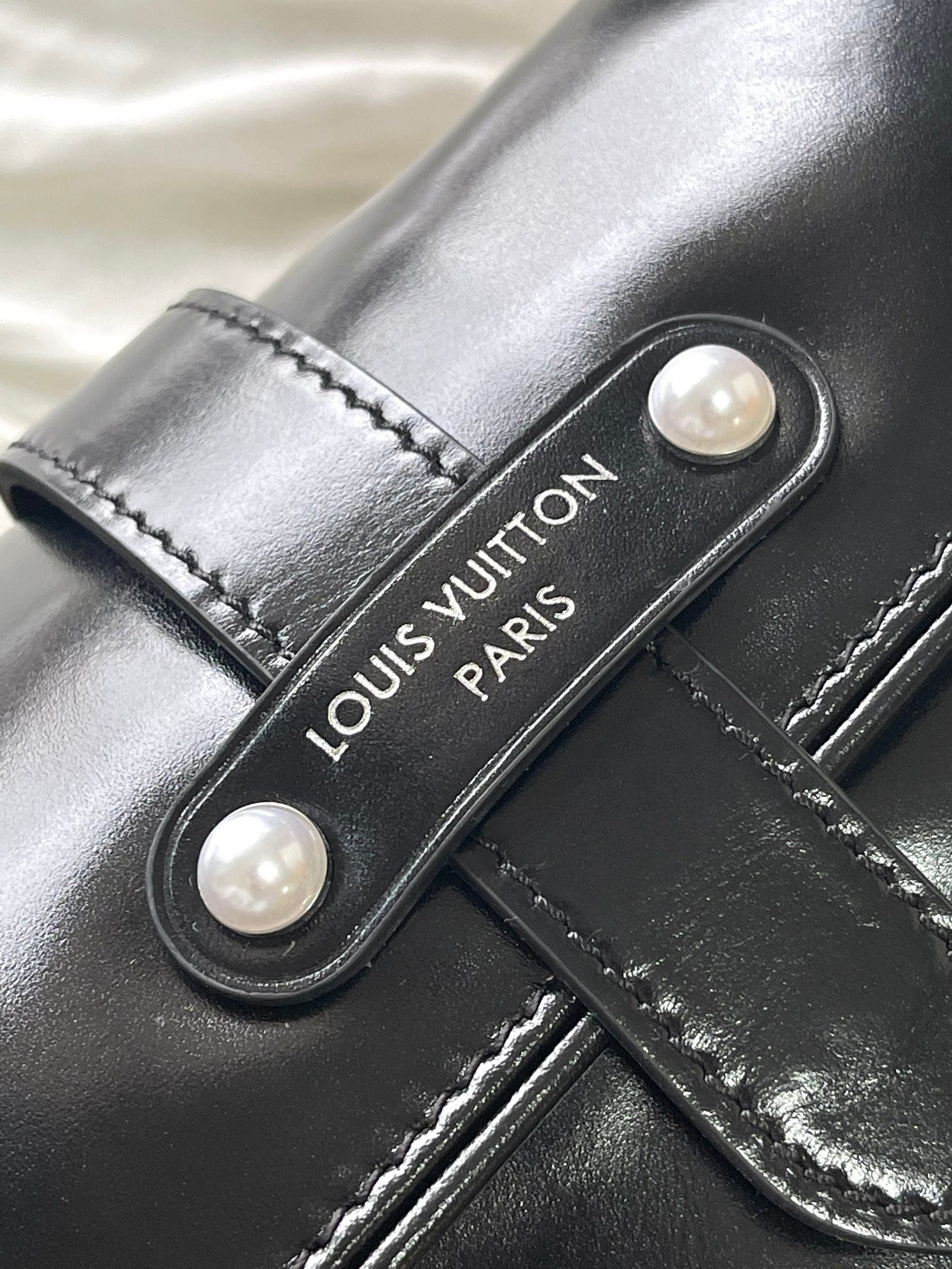 LV Cargo Wearable Wallet M13989 23x14x10cm