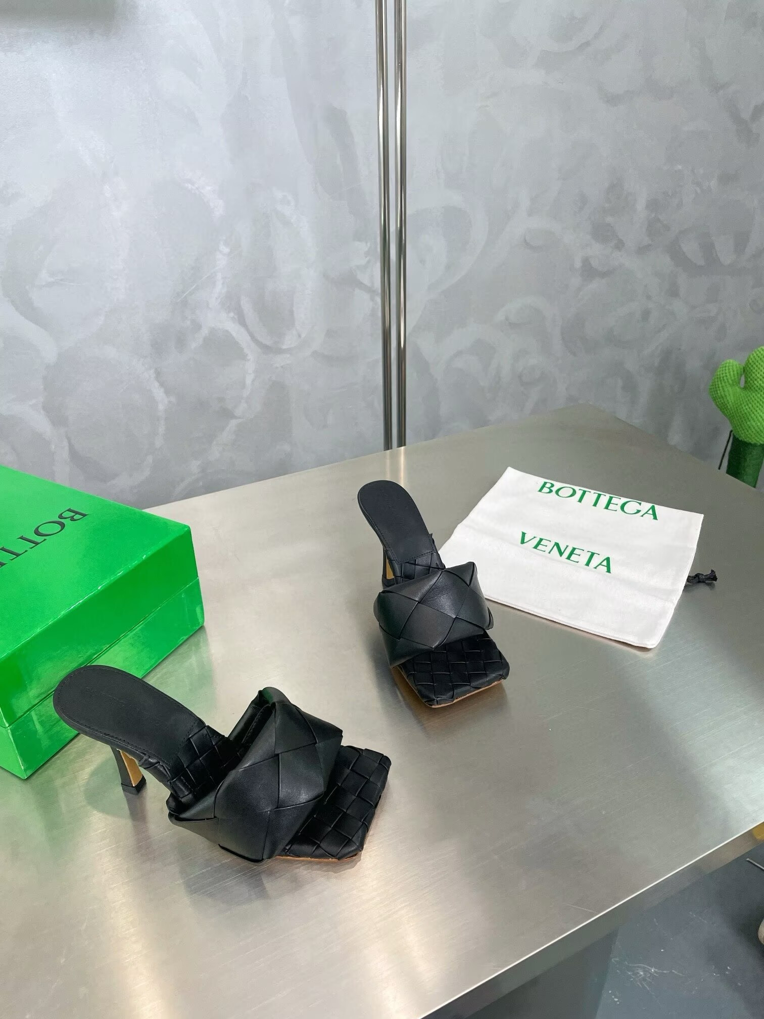 UA Bottega Veneta Lido Slides