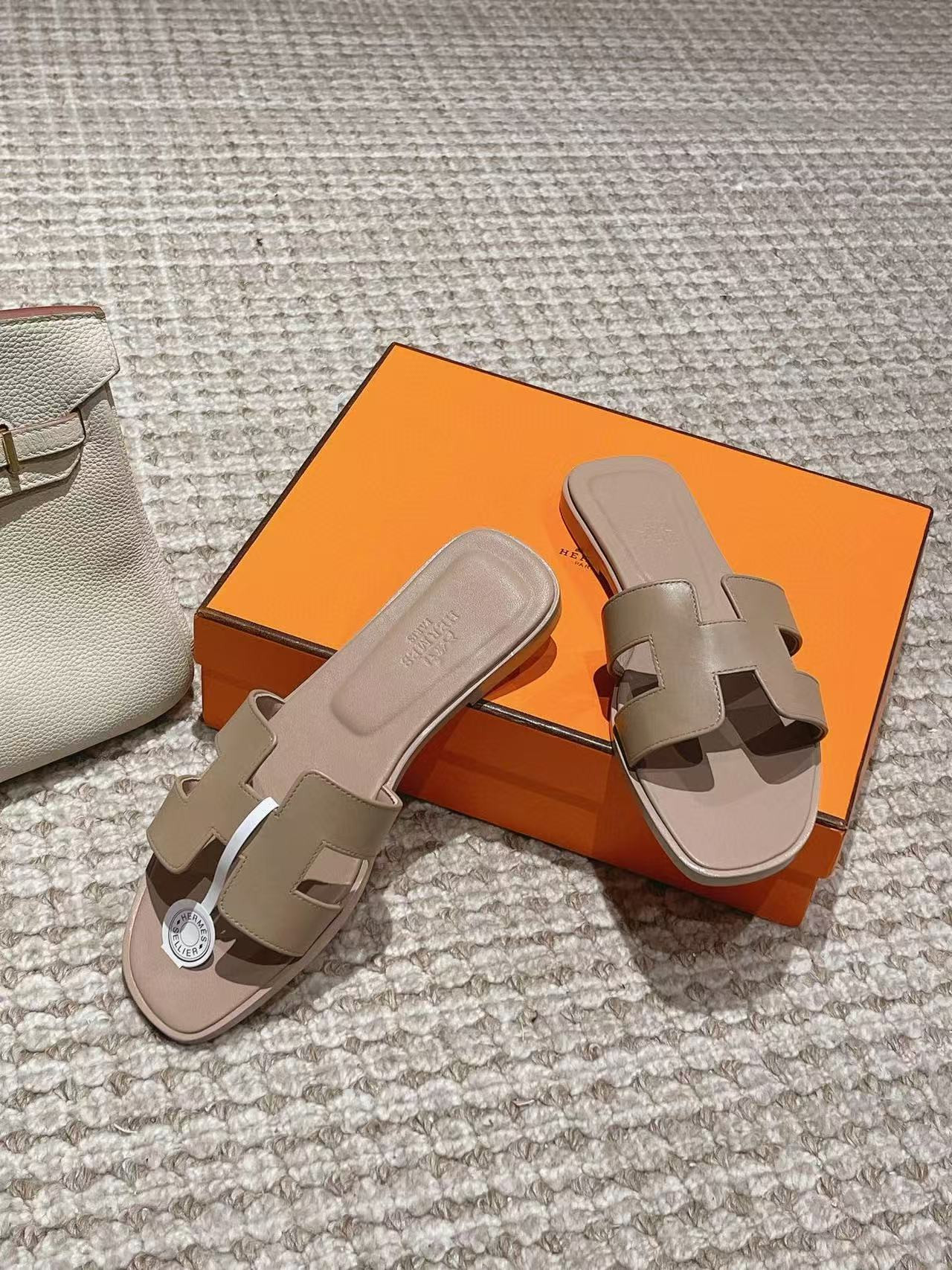 UA H**me5 Oran sandal