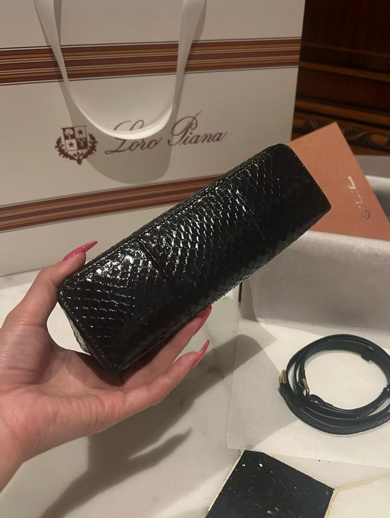 L0r0 P1ana Extra Pocket L19 Bag 11x19x6.5cm