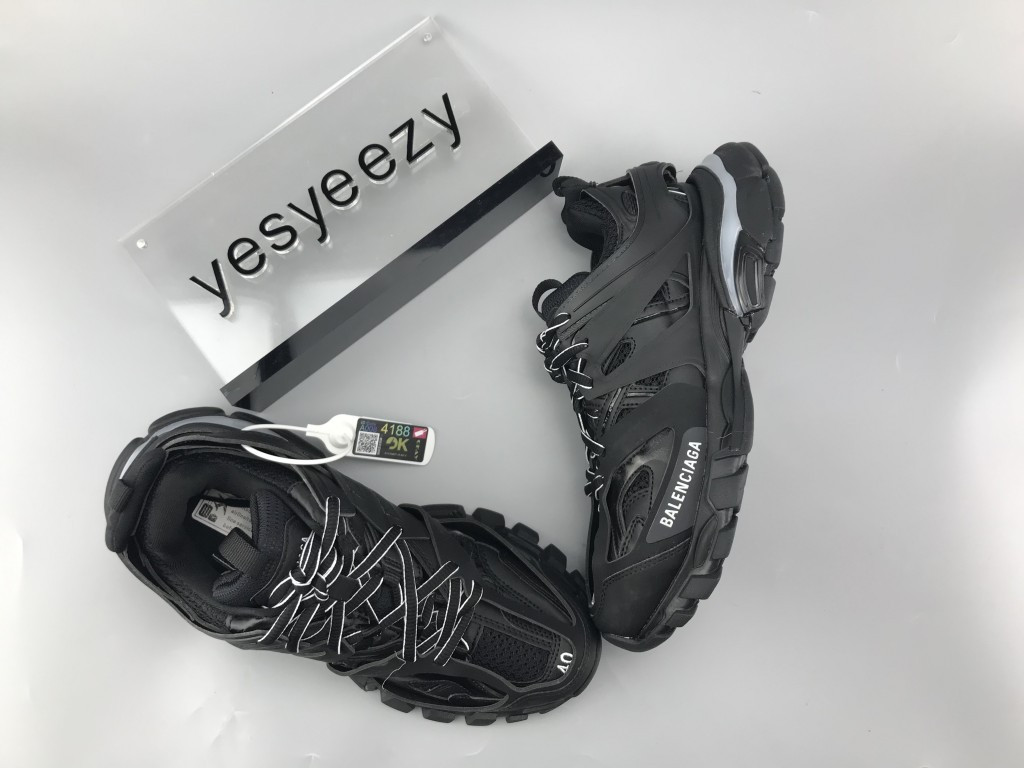 UA TRACK TRAINERS IN BLACK MESH AND NYLON LED SNEAKER