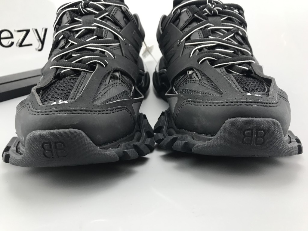 UA TRACK TRAINERS IN BLACK MESH AND NYLON LED SNEAKER