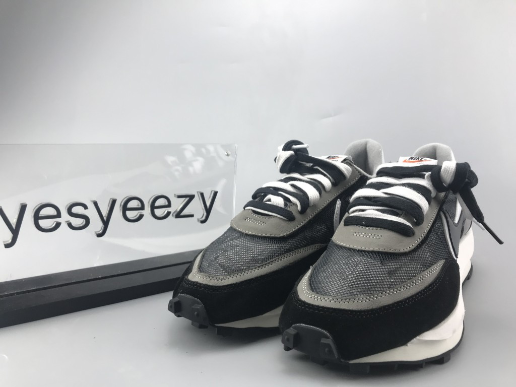 UA NIKE LDWAFFLE/SACAI BLACK ANTHRACITE