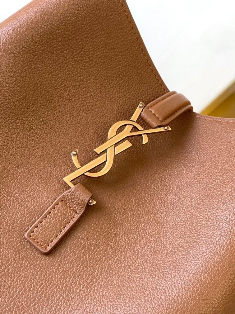 Y51 LE 5 À 7 S*pPLE SMALL IN GRAINED LEATHER 23 x 22 x 8.5 cm