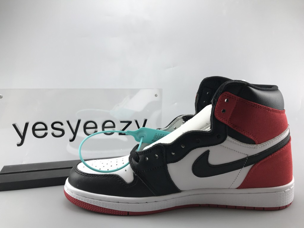 UA WMNS AIR JORDAN 1 RETRO HIGH "SATIN BLACK TOE"