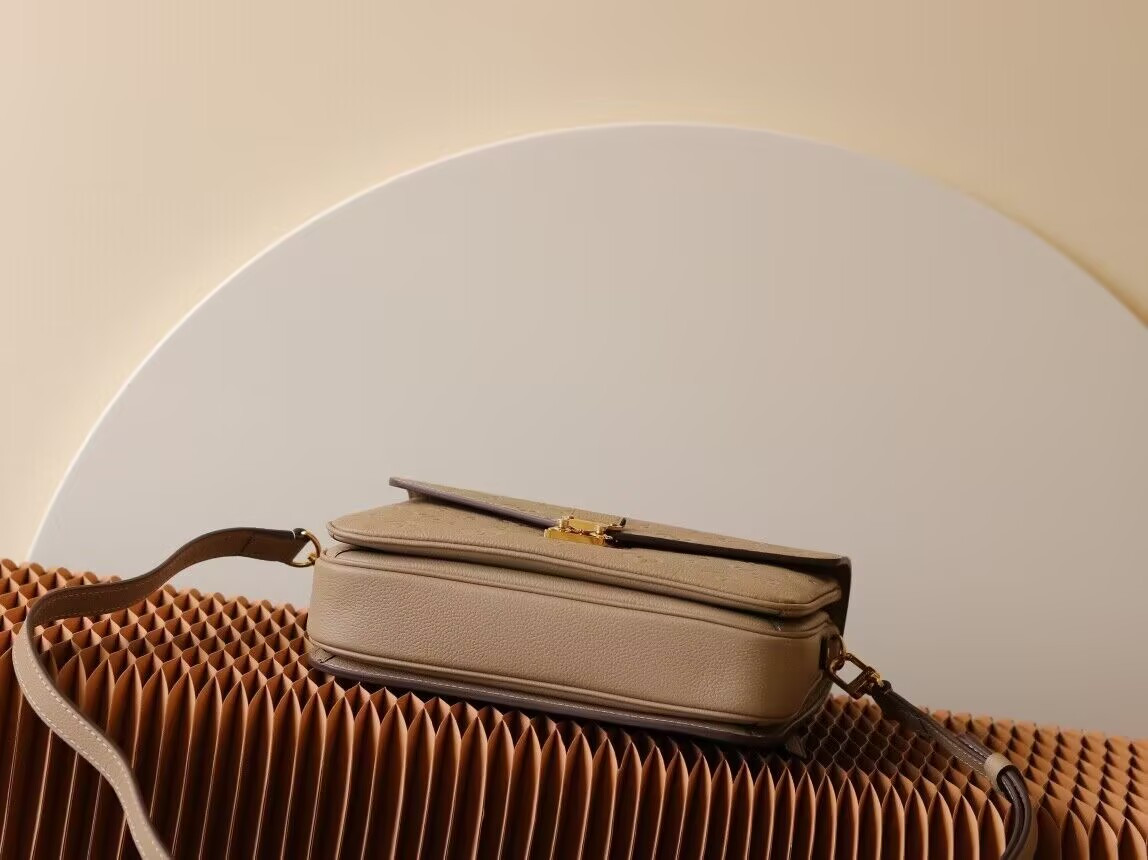 LV Pochette Métis M44881 25x19x7cm