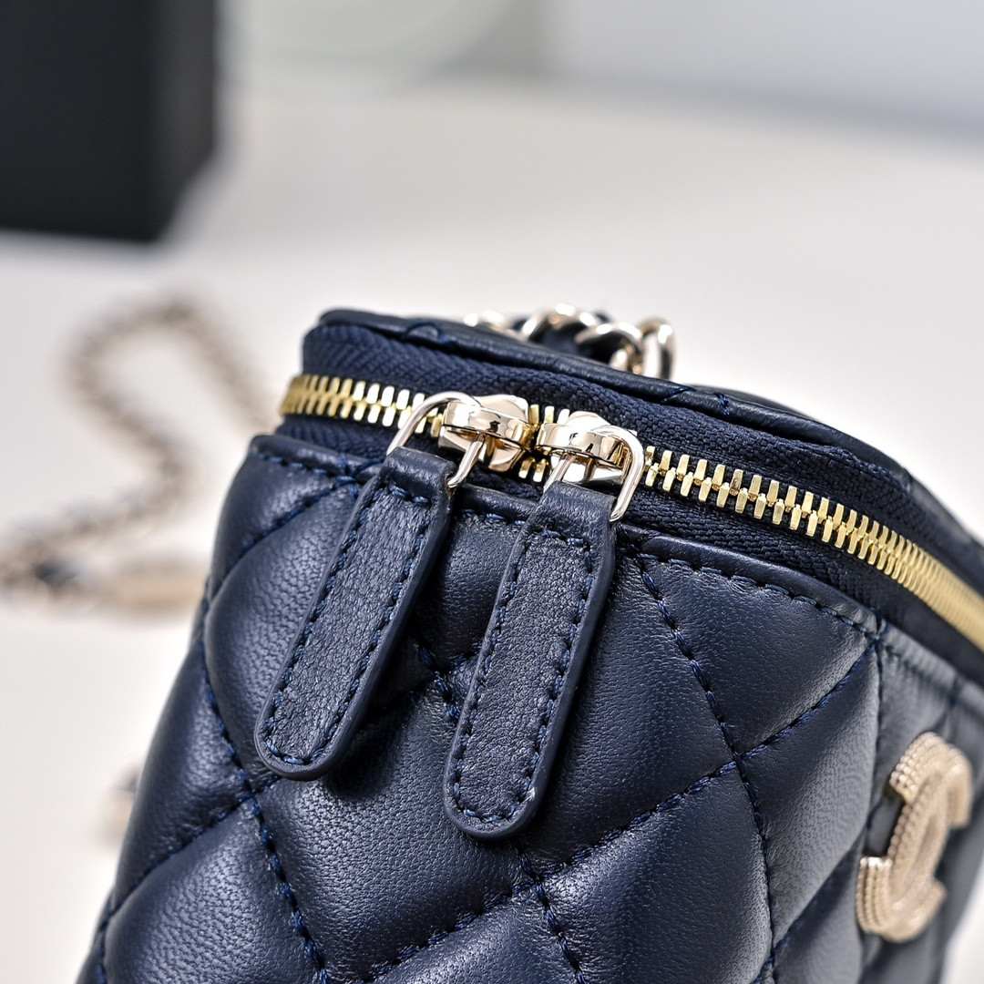 Ch**el SMALL VANITY WITH CHAIN 11x8.5x7cm