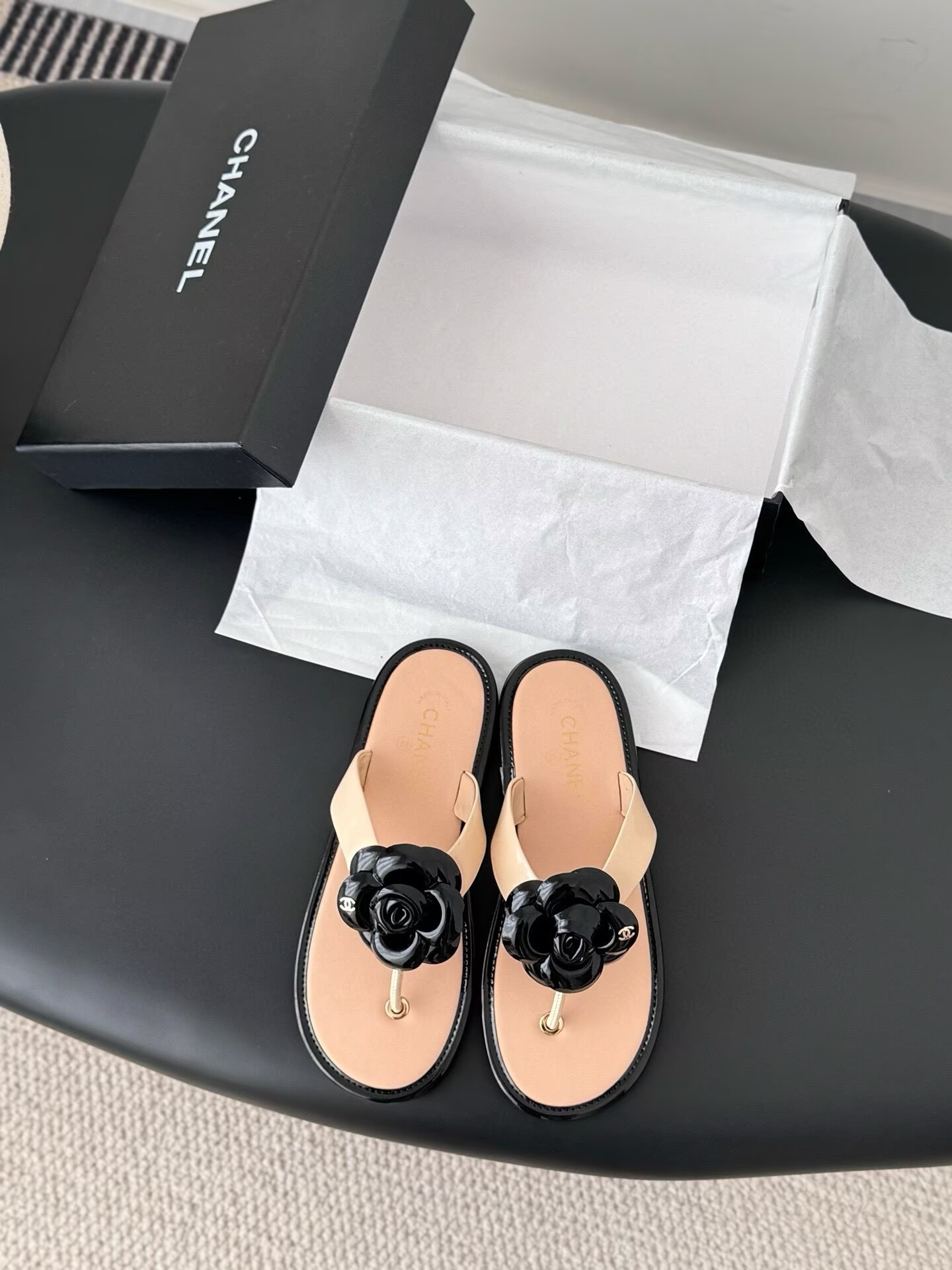 ua Ch**el thongs slides