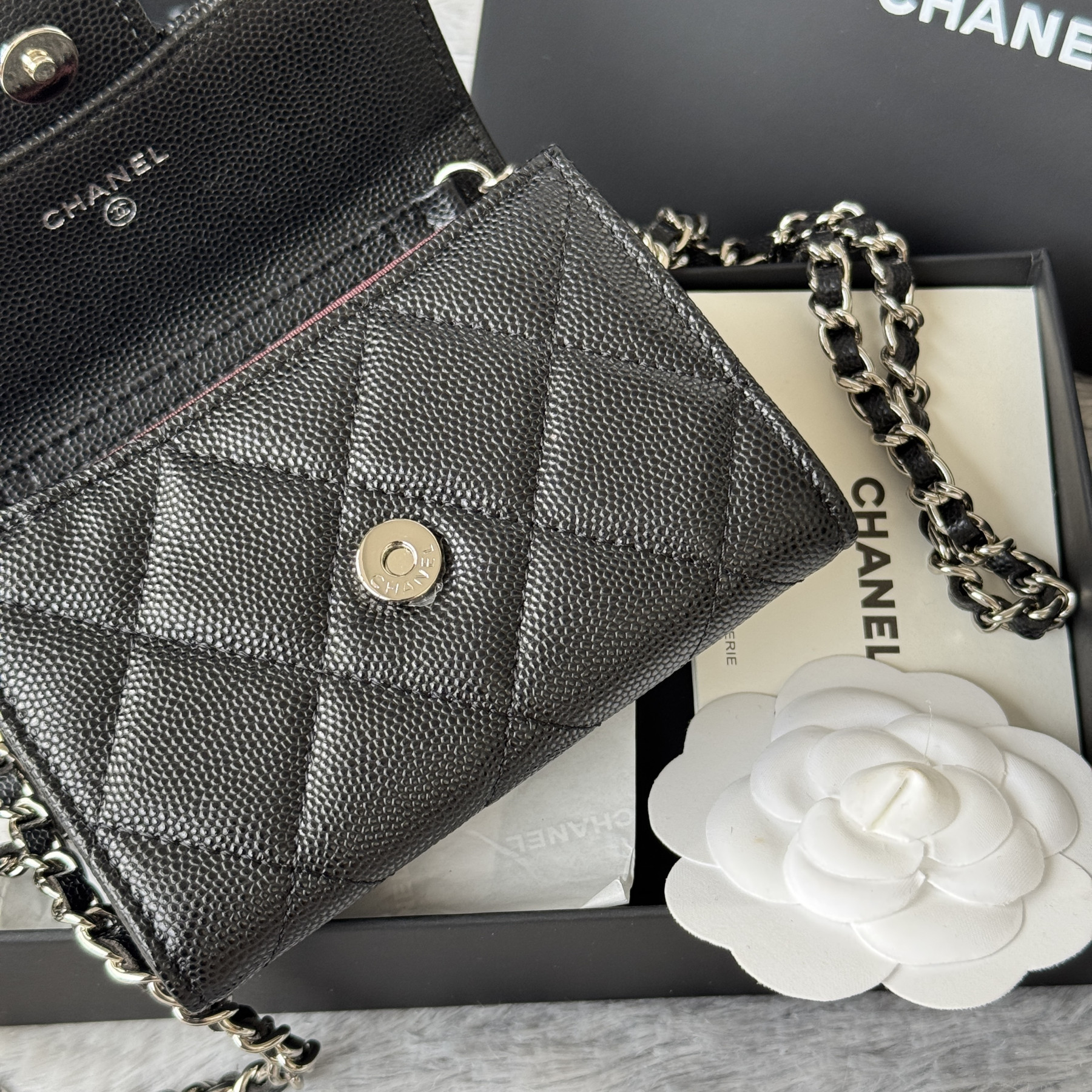 Ch**el wallet on chain 8.5x12.5x2.5cm