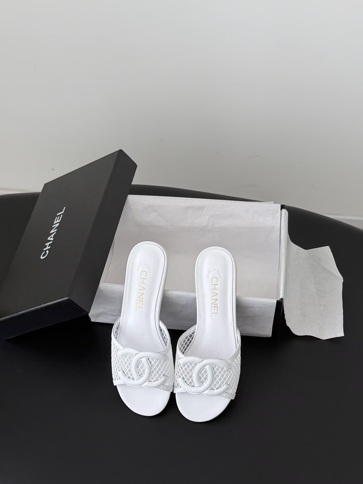 ua Ch**el sandals