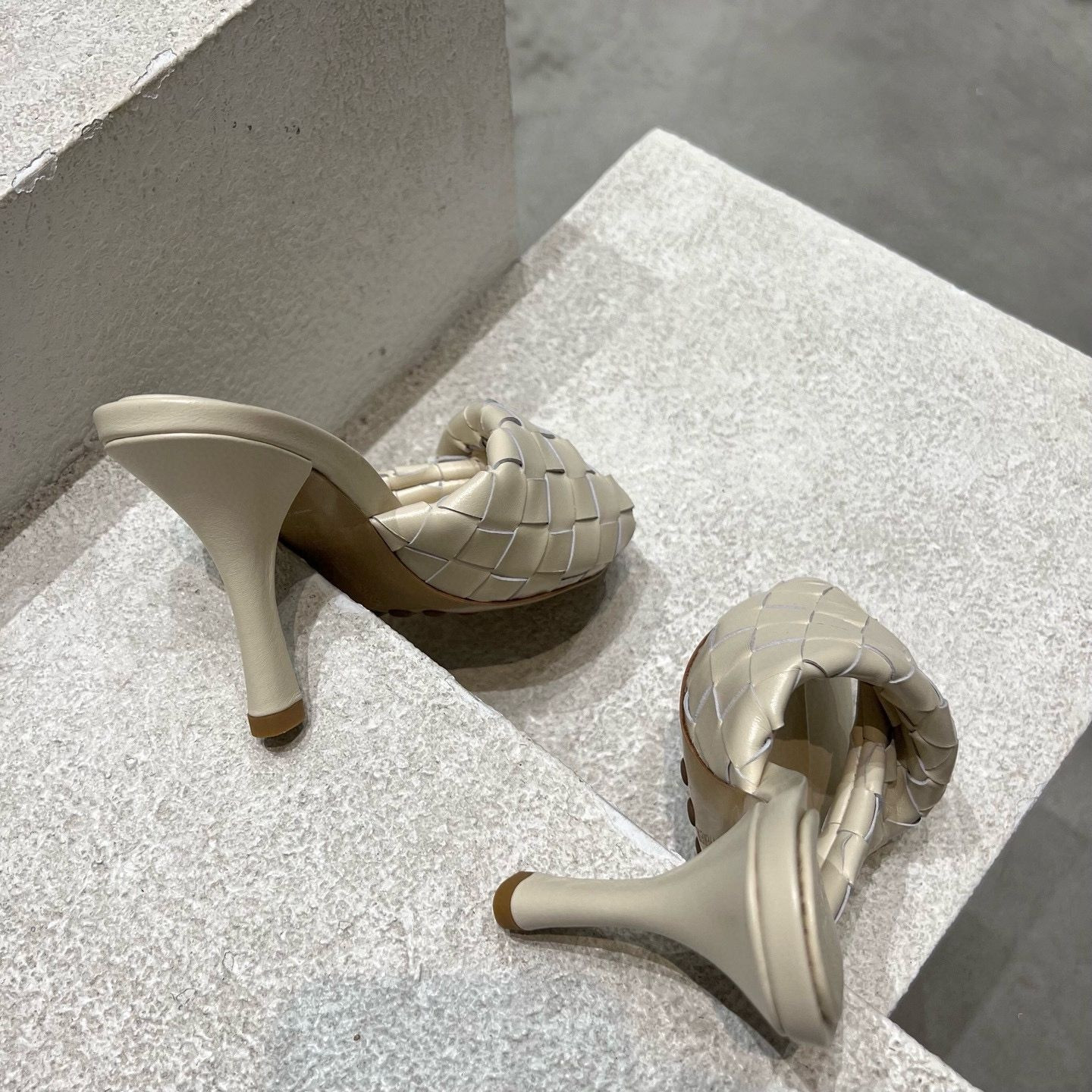 UA B0tt*ga Ven*ta Blink Slides