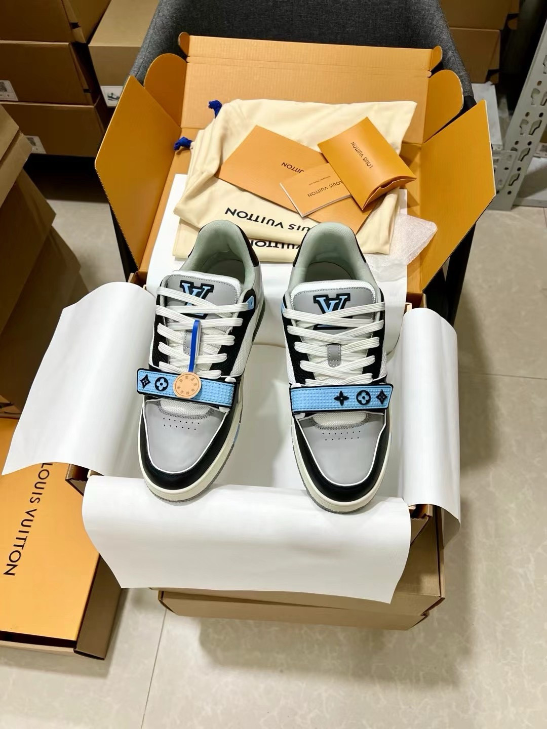 UA L0vis Vvtt0n LV Trainer Blue Grey Black