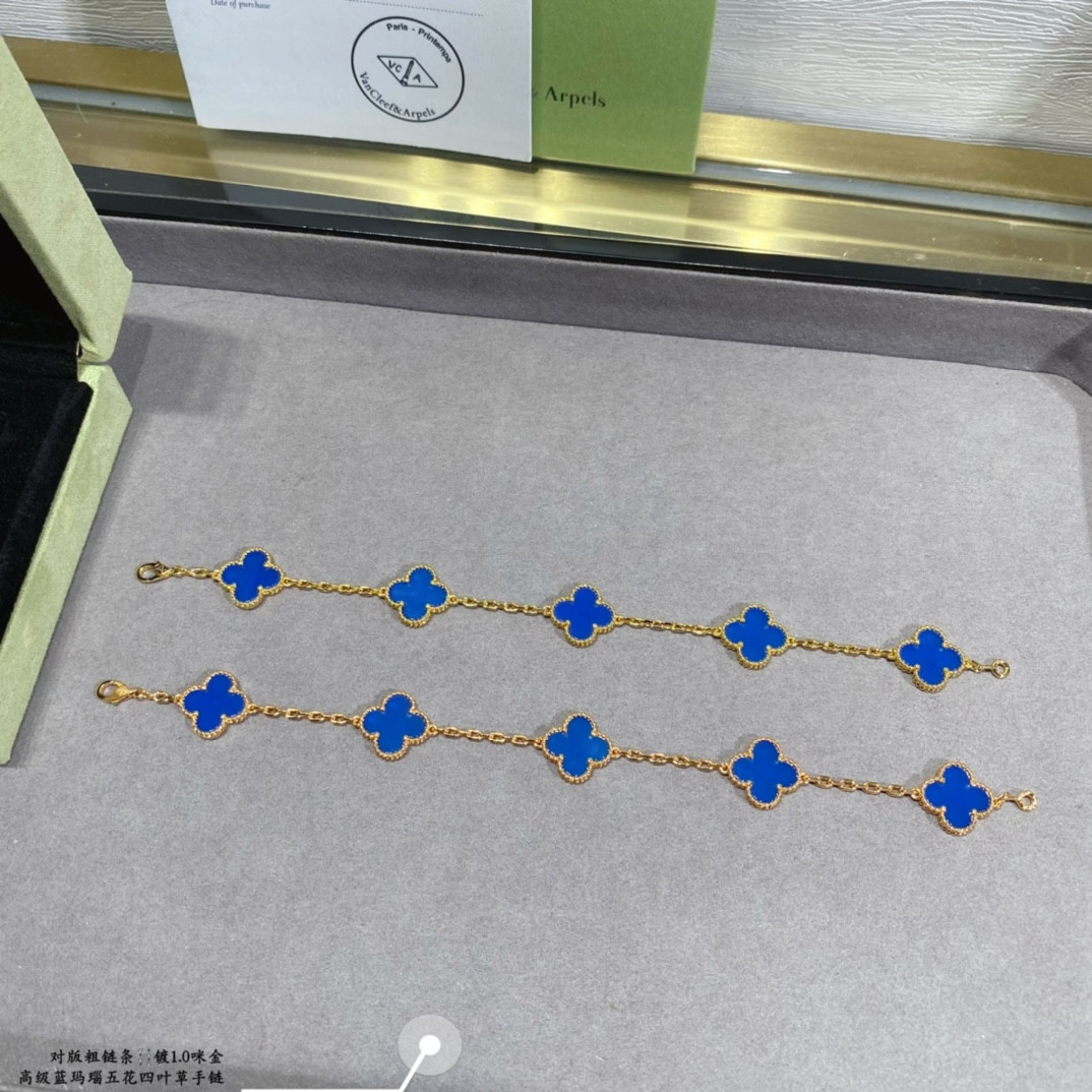 V*n Cl**f & Arpels Sapphire Blue Agate Five-Flower Four-Leaf Clover Bracelet