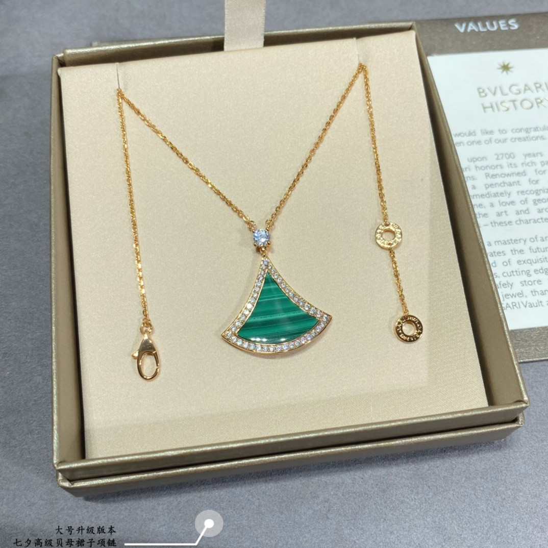 Bv1g*ai Large Luxury Mother-of-Pearl Scalloped Skirt Necklace