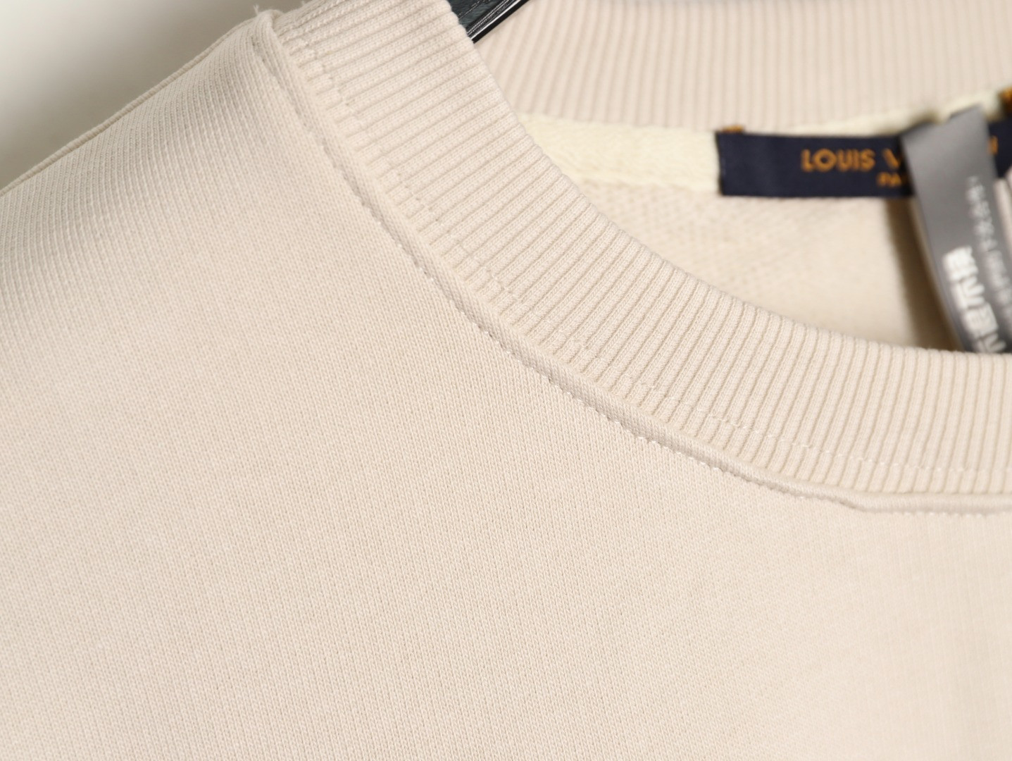 L0vis Vvtt0n Hoodies