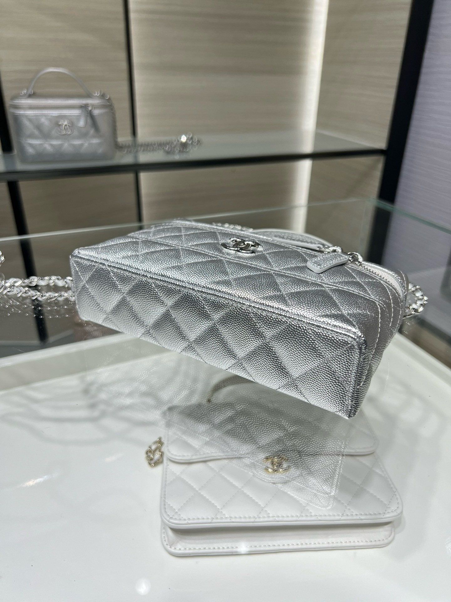 Ch**el LONG VANITY WITH CHAIN 17×19.5×5cm