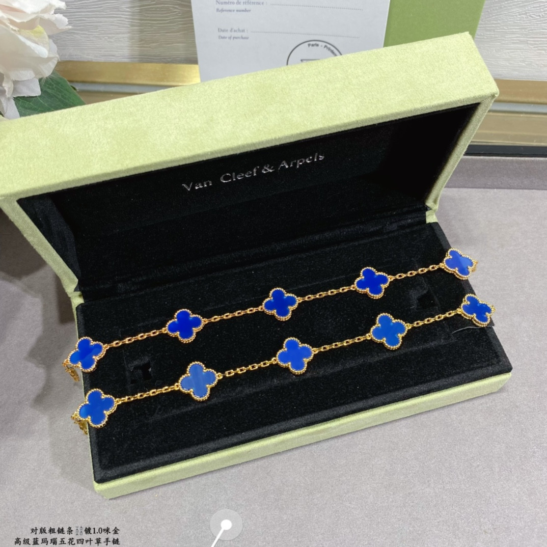 V*n Cl**f & Arpels Sapphire Blue Agate Five-Flower Four-Leaf Clover Bracelet