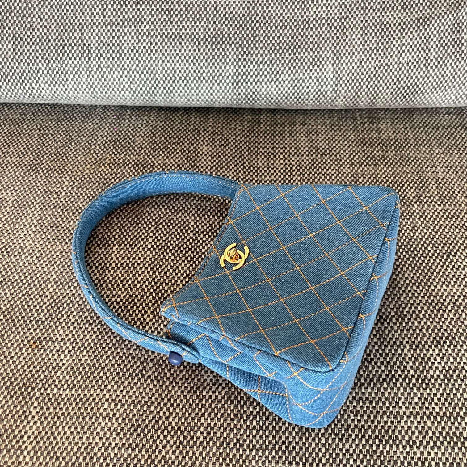 Ch**el mini classic handbag 18x13x7cm