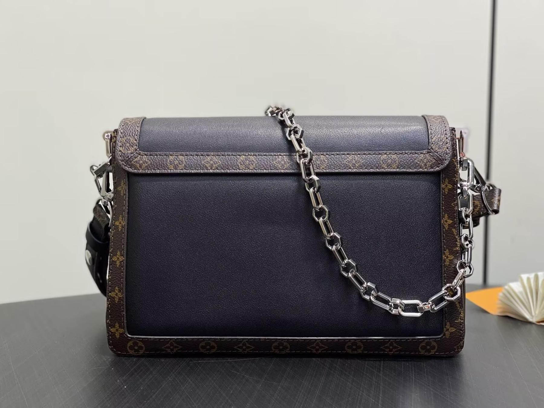 LV Dauphine Soft MM M13450 24 x 17 x 9 cm