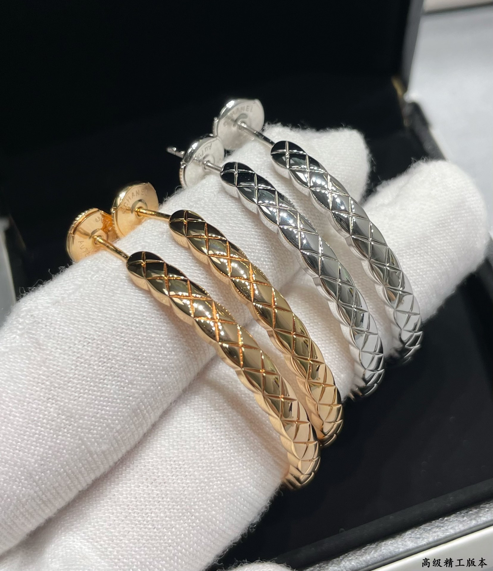 Chanel Large diamond-shaped polished surface Earrings