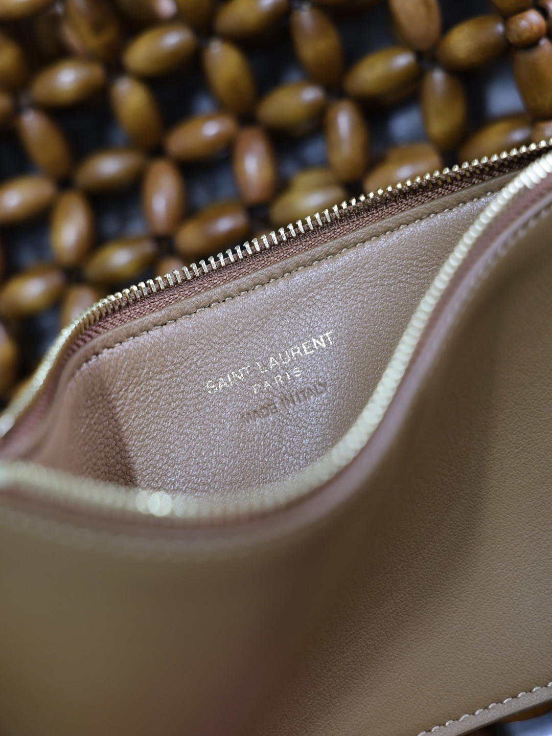 Y51 LE 5 à 7 large in wood beads 30x35x10cm