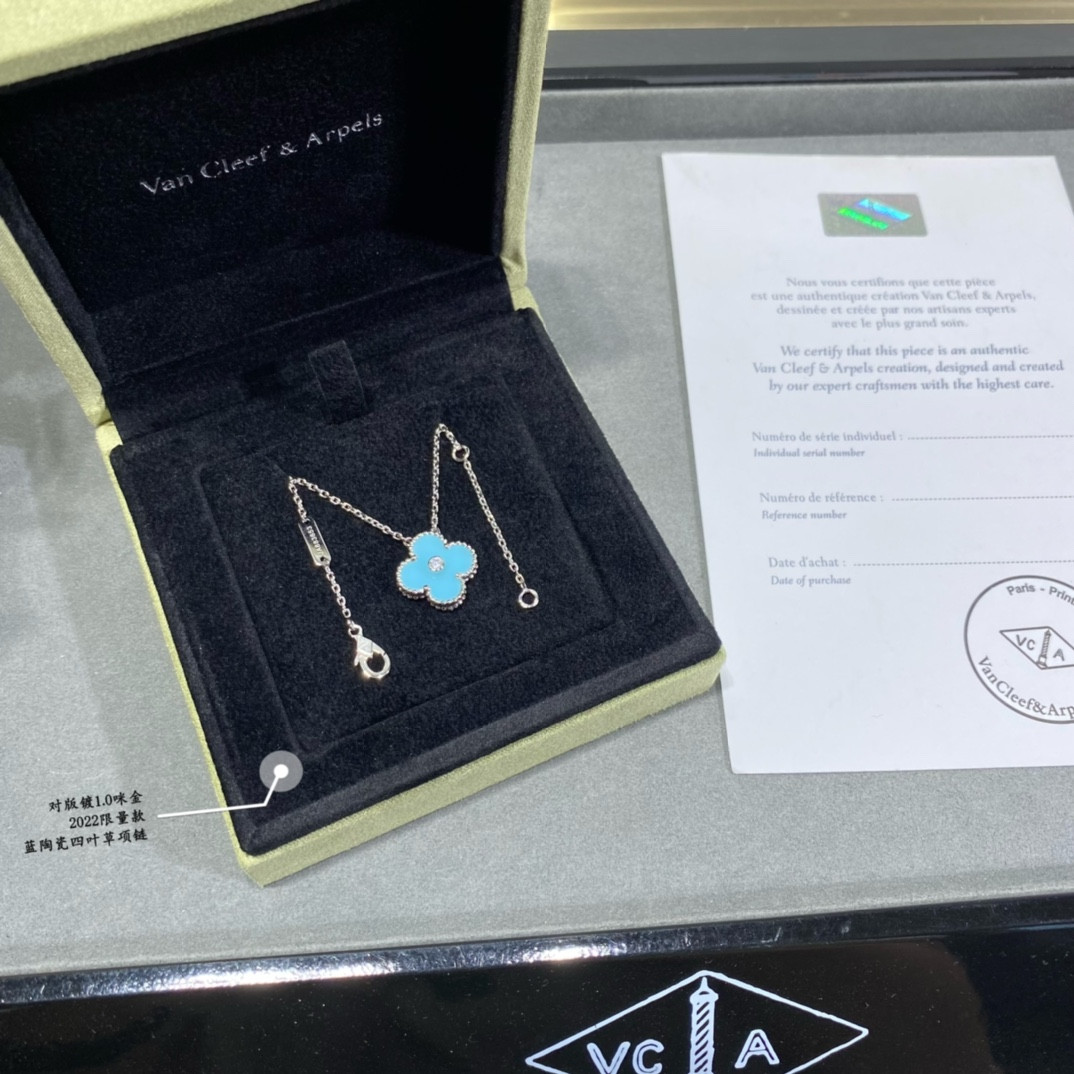 V*n Cl**f & Arpels Medium Classic Four Leaf Clover Necklace Diameter approx 1.5cm Chain length approx 40+5cm