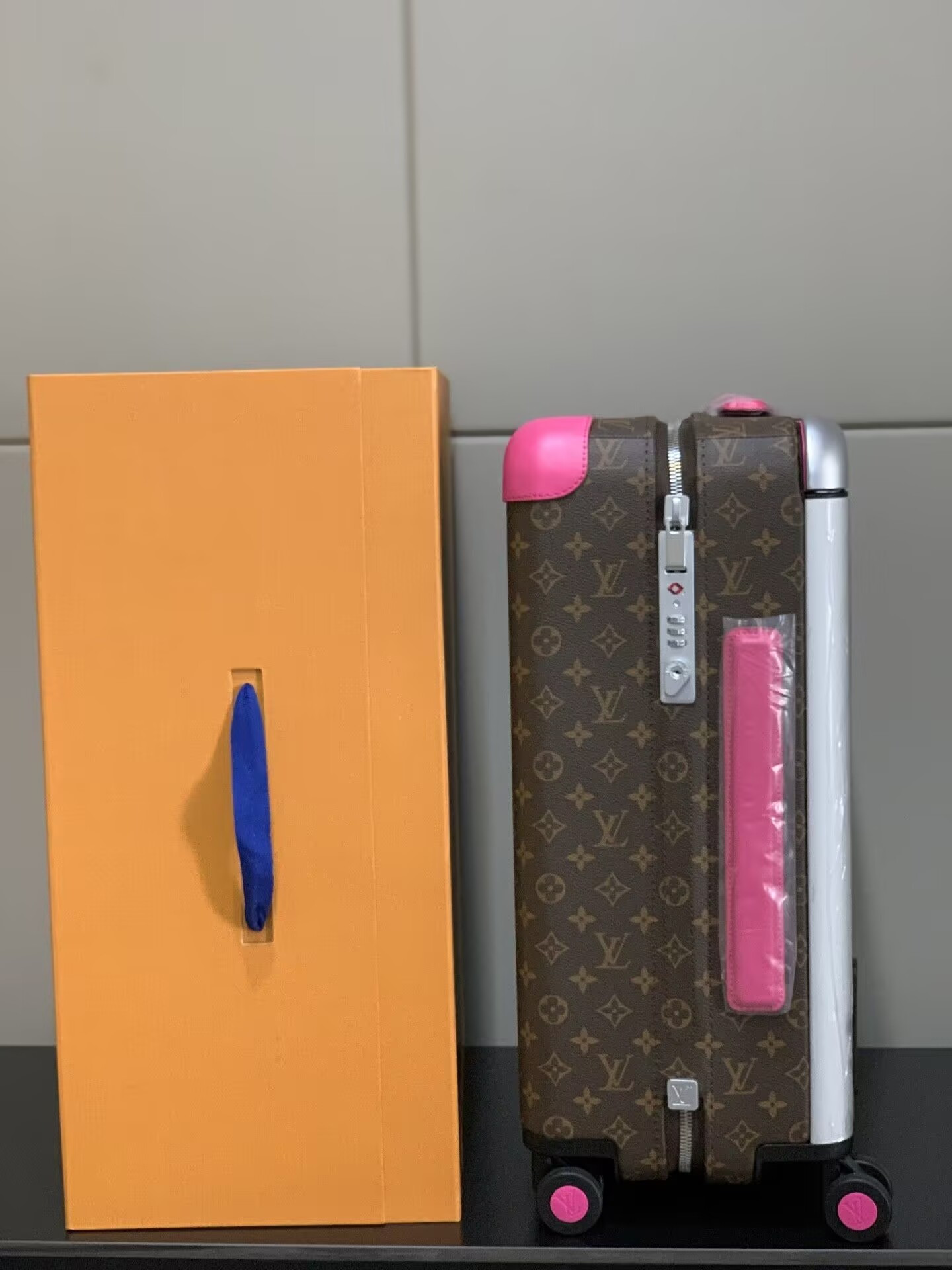 L0vis Vvtt0n LV Horizon 55 Colormania Fuchsia M46780 15 x 21.7 x 8.3 inches