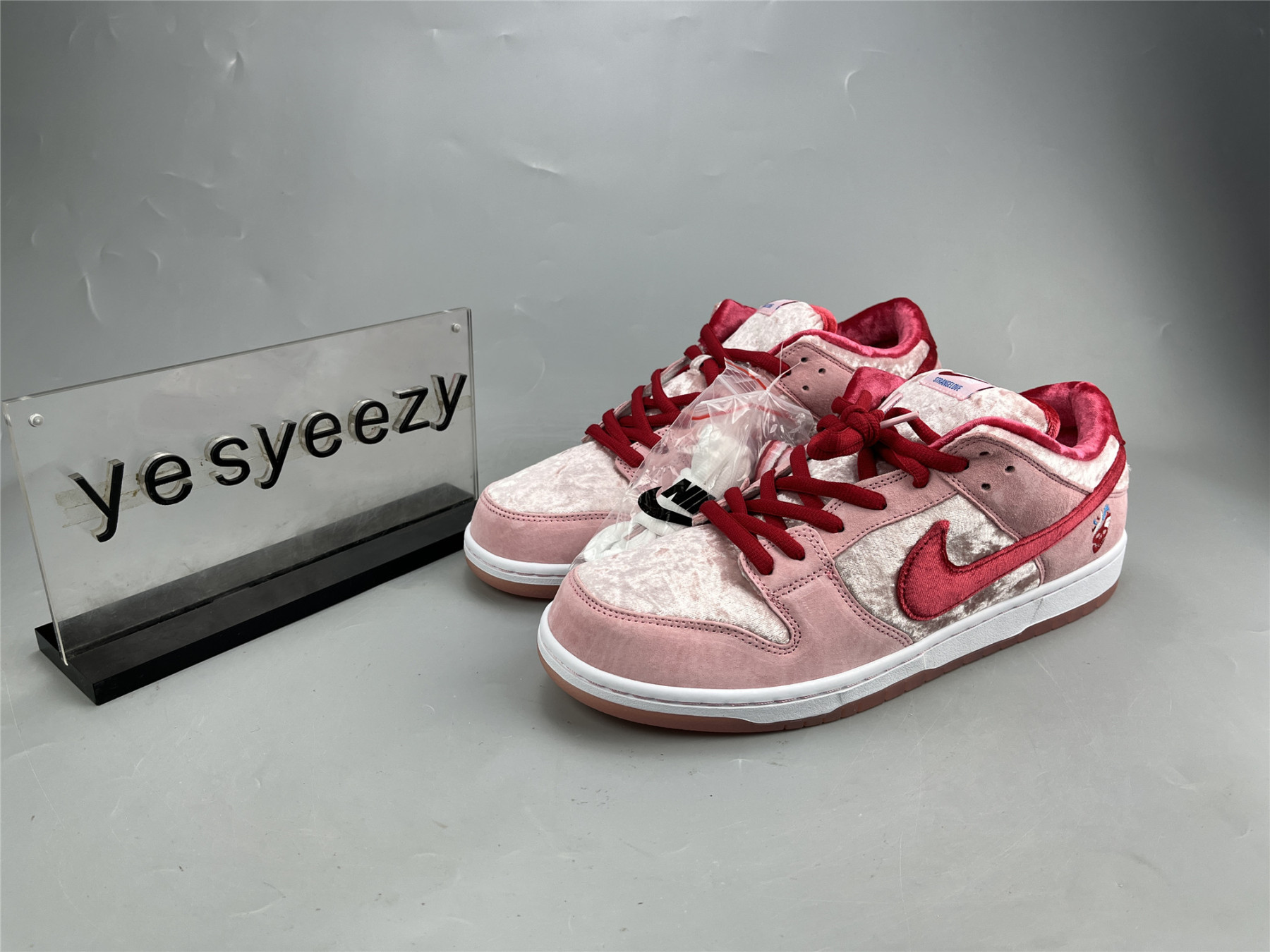 UA NIKE STRANGELOVE X DUNK LOW SB "VALENTINE