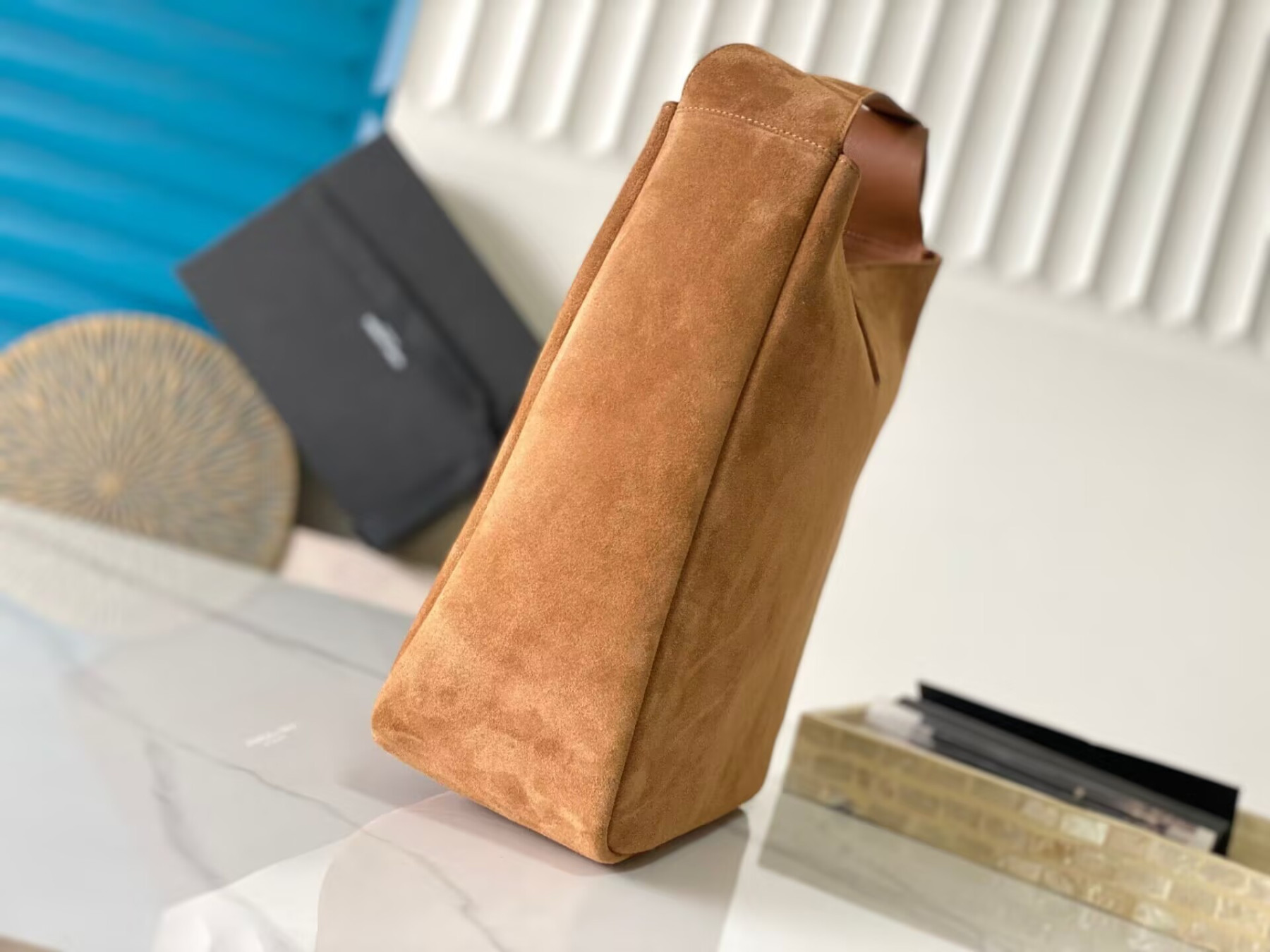 Y51 LE 5 À 7 S*pPLE LARGE IN SUEDE 30 X 31 X 13 CM