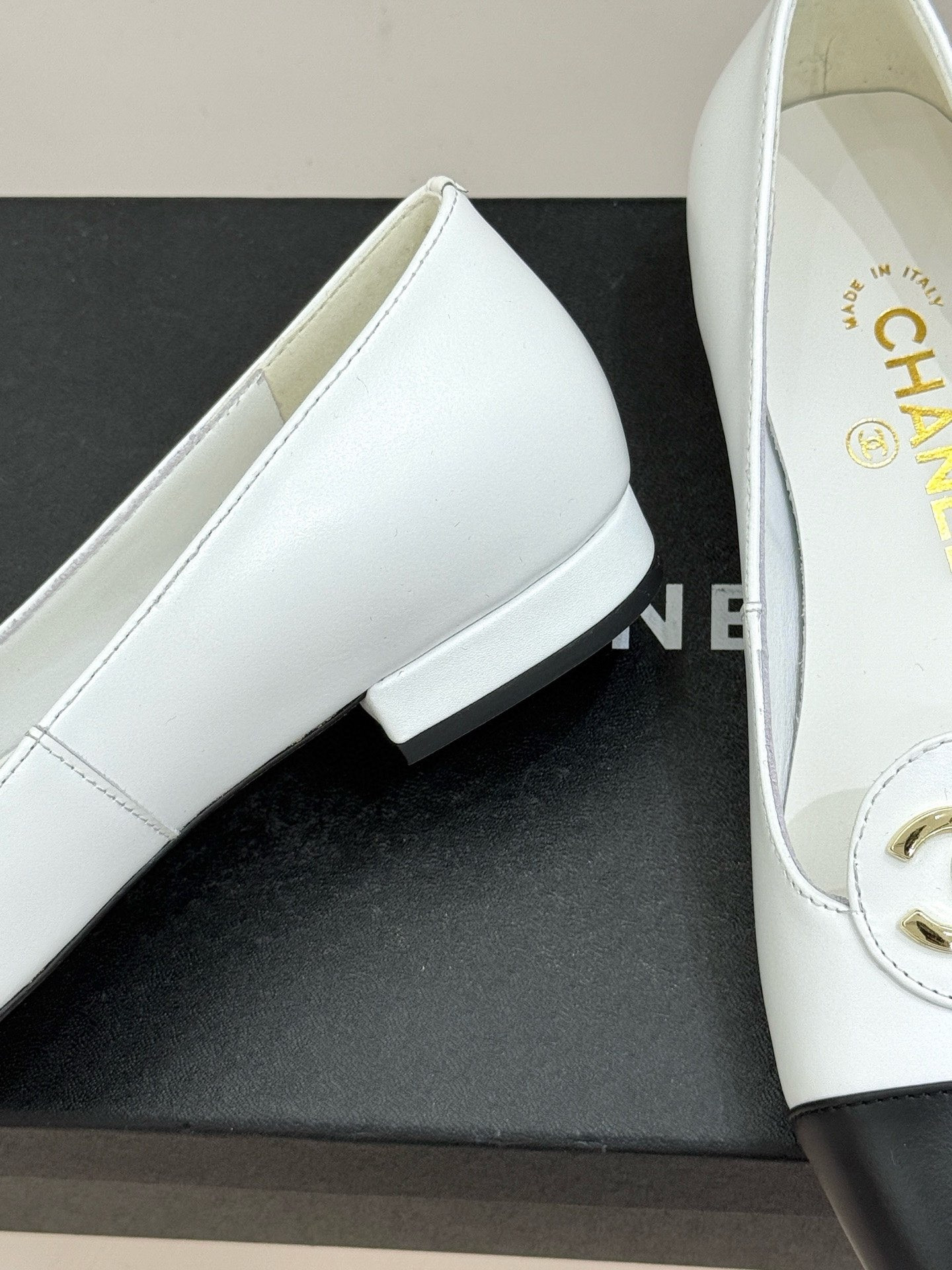 ua Ch**el ballet flats