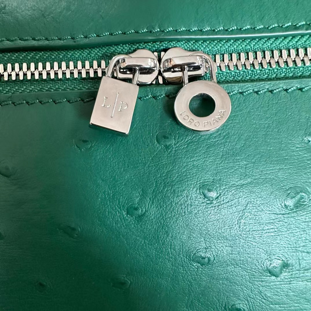 L0r0 P1ana Extra Pocket L19 Ostrich-grained Leather 11x19x6.5cm