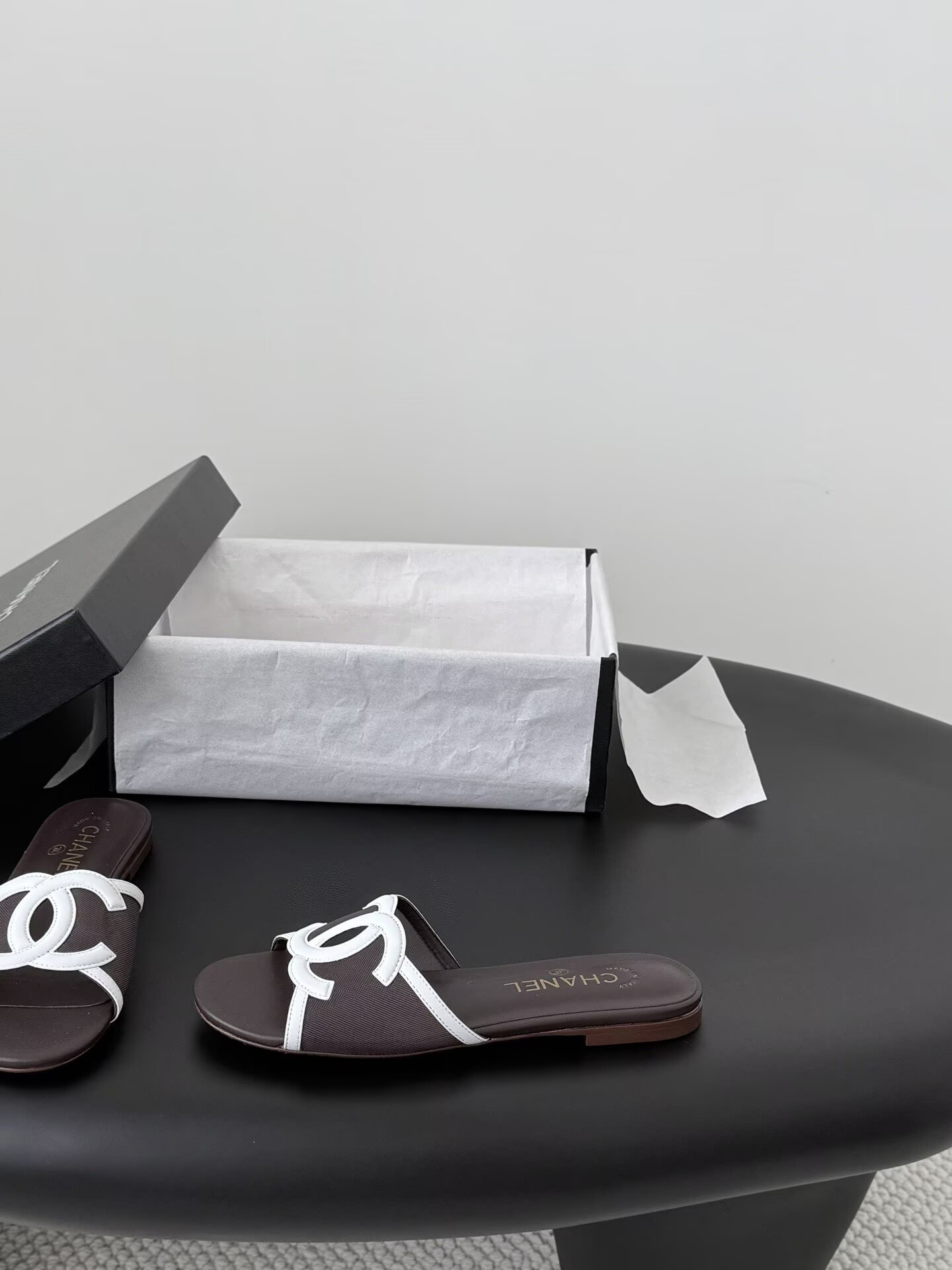 ua Ch**el sandals