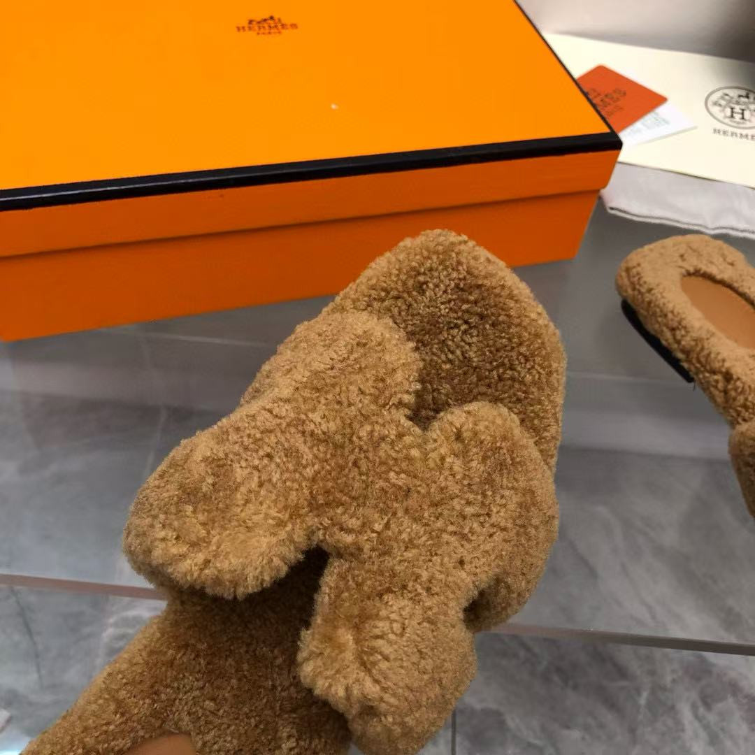 UA H**me5 Oran sandal