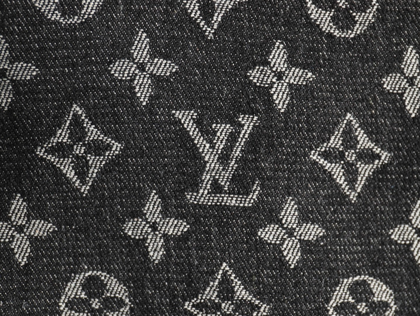 L0vis Vvtt0n Hoodies