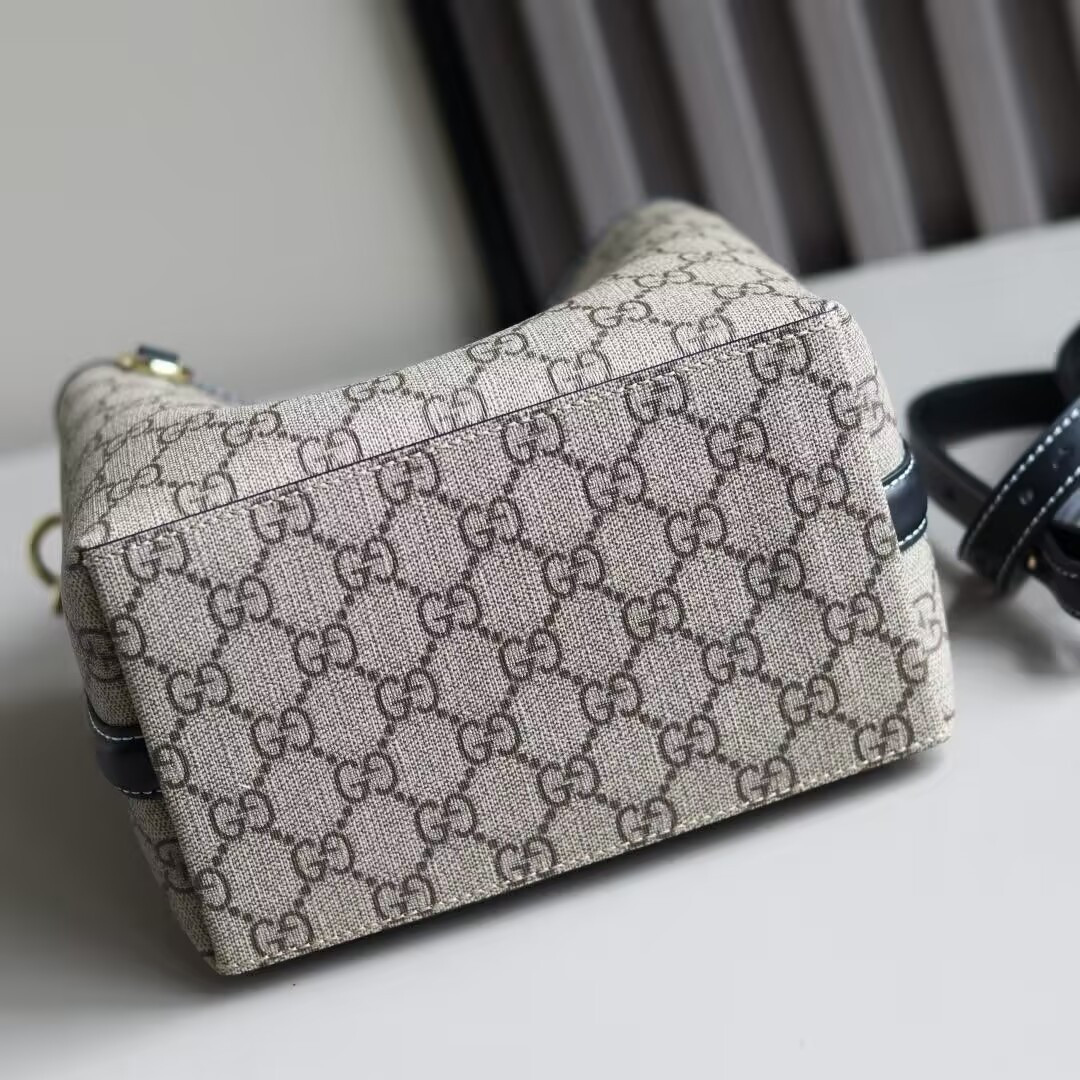 Gucci GG Emblem Small Bucket Bag 19x18x11cm