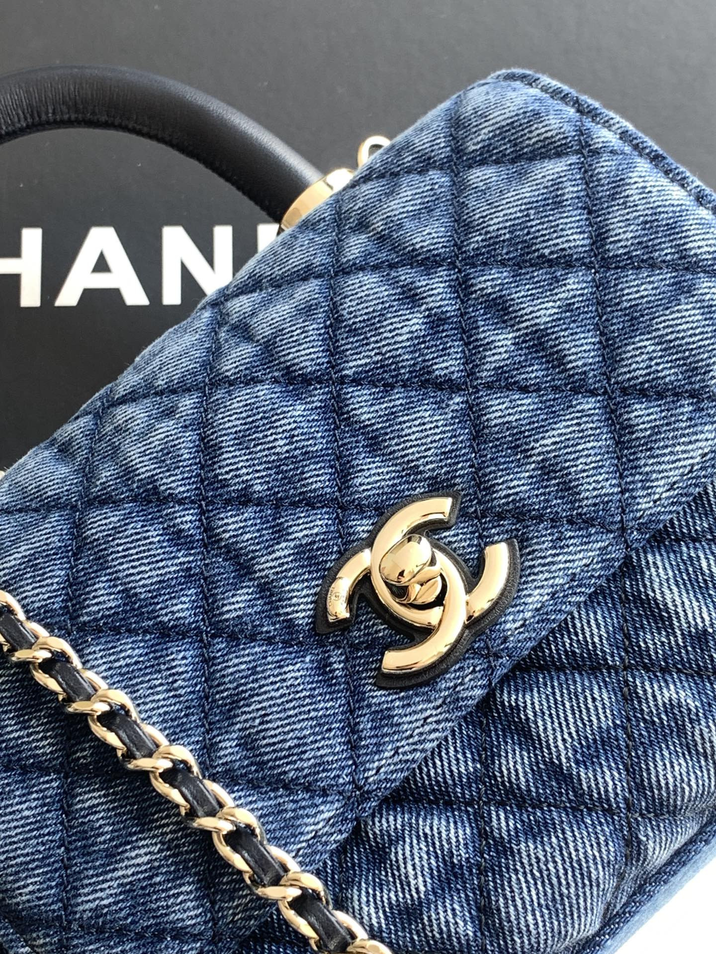 Ch**el coco clutch with chain 13x19x9cm