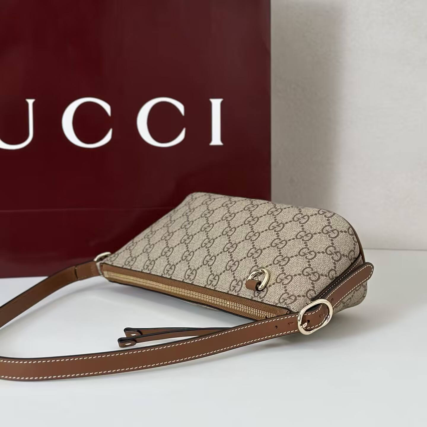 Gucci GG Emblem Small Shoulder Bag 27x10.5x9cm
