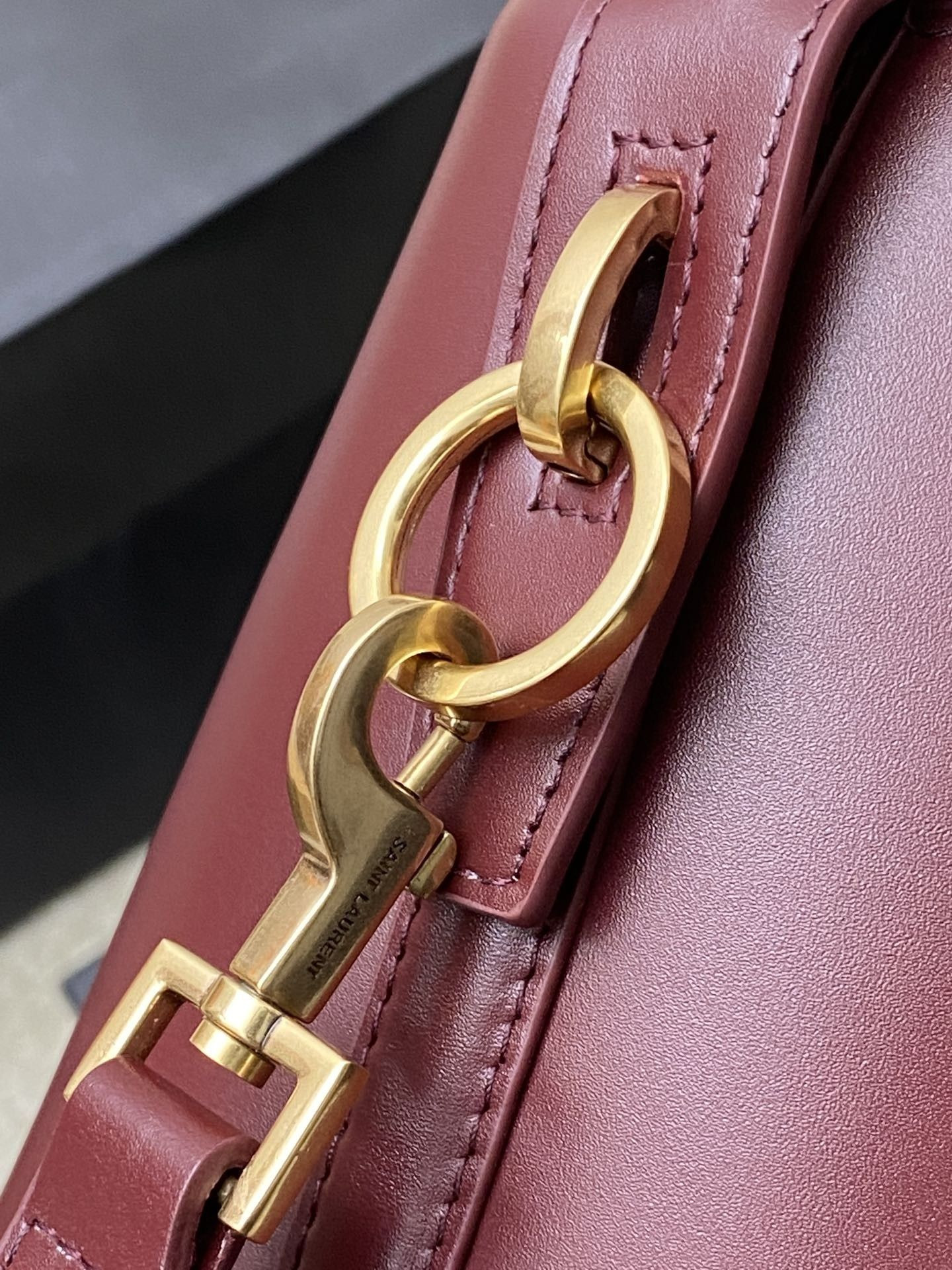 Y51 LE 37 In Shiny Leather 17x20x13cm