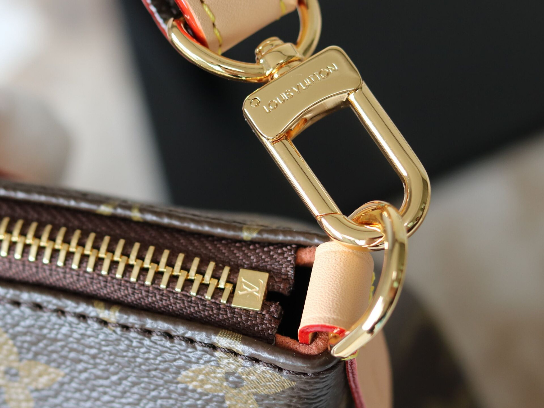 LV Neo Lockit PM M26532 33x24x12cm