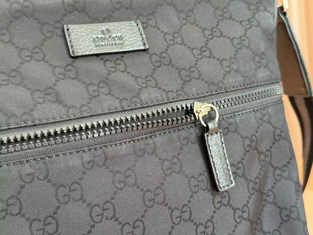 Gvc*1 Shoulder Bag 30.5x33x2cm