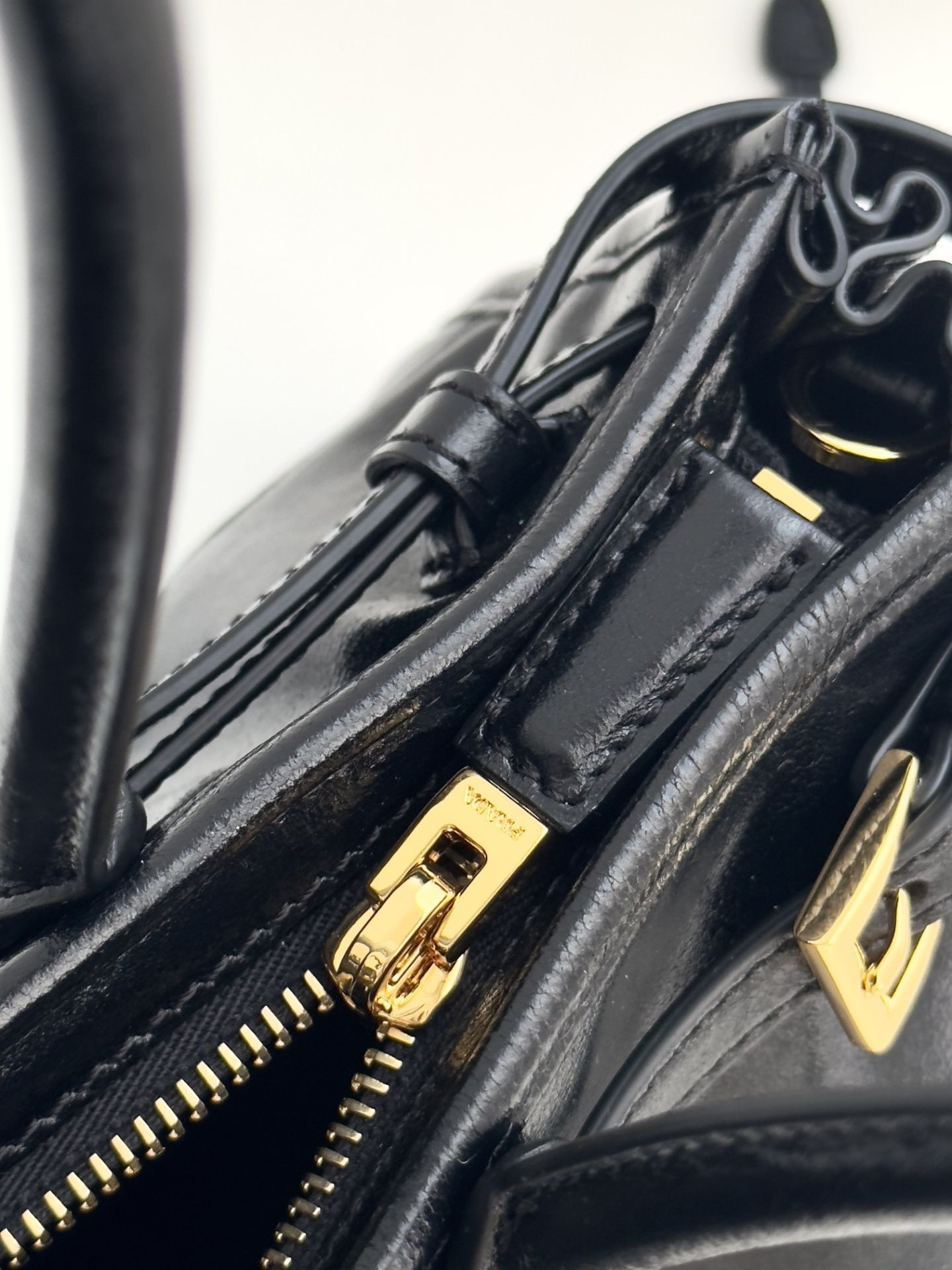 Pra*a Bonnie Medium Leather Handbag 15.5x32x12cm