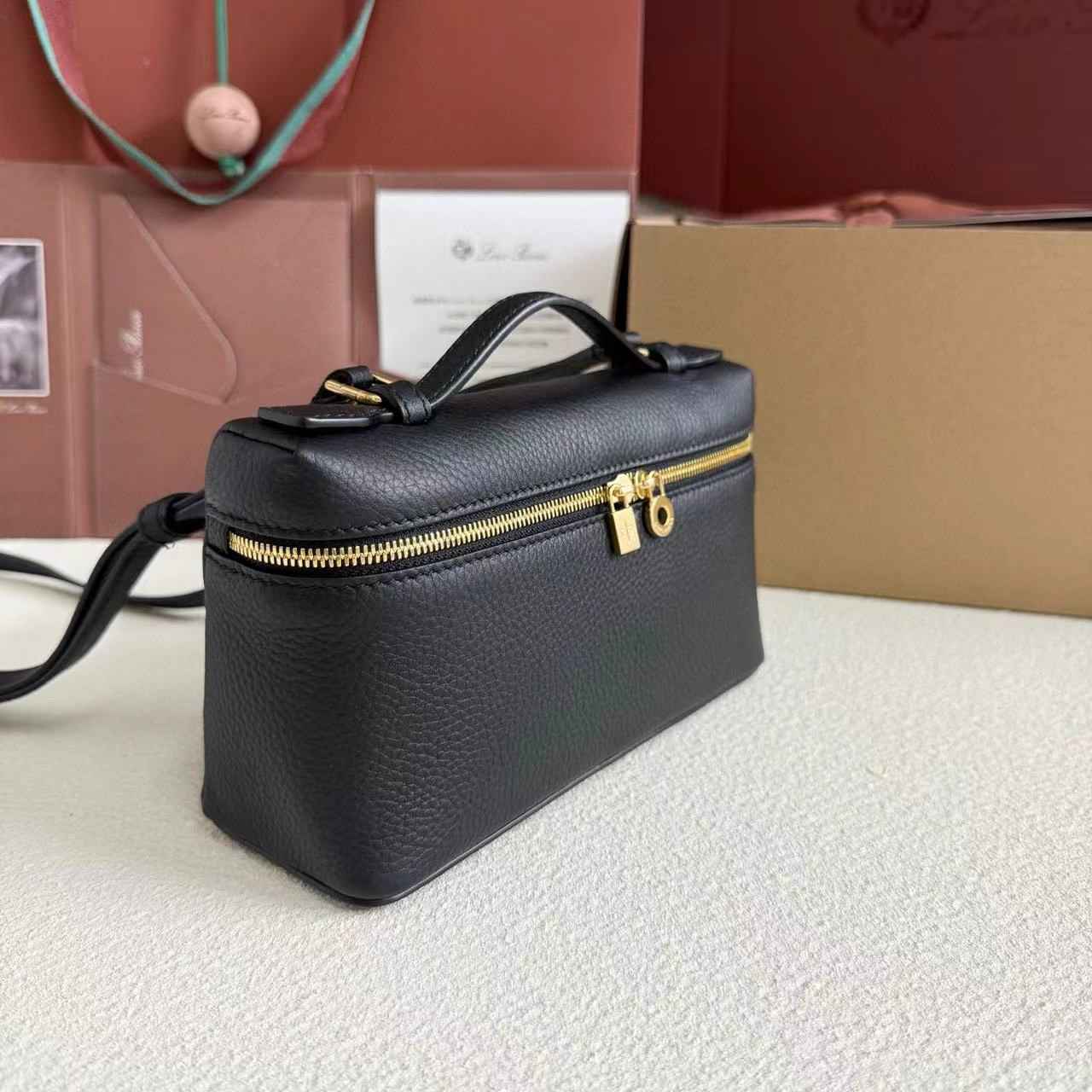 L0r0 P1ana Extra Pocket L19 Grained Calfskin 11 x 19 x 6.5 cm