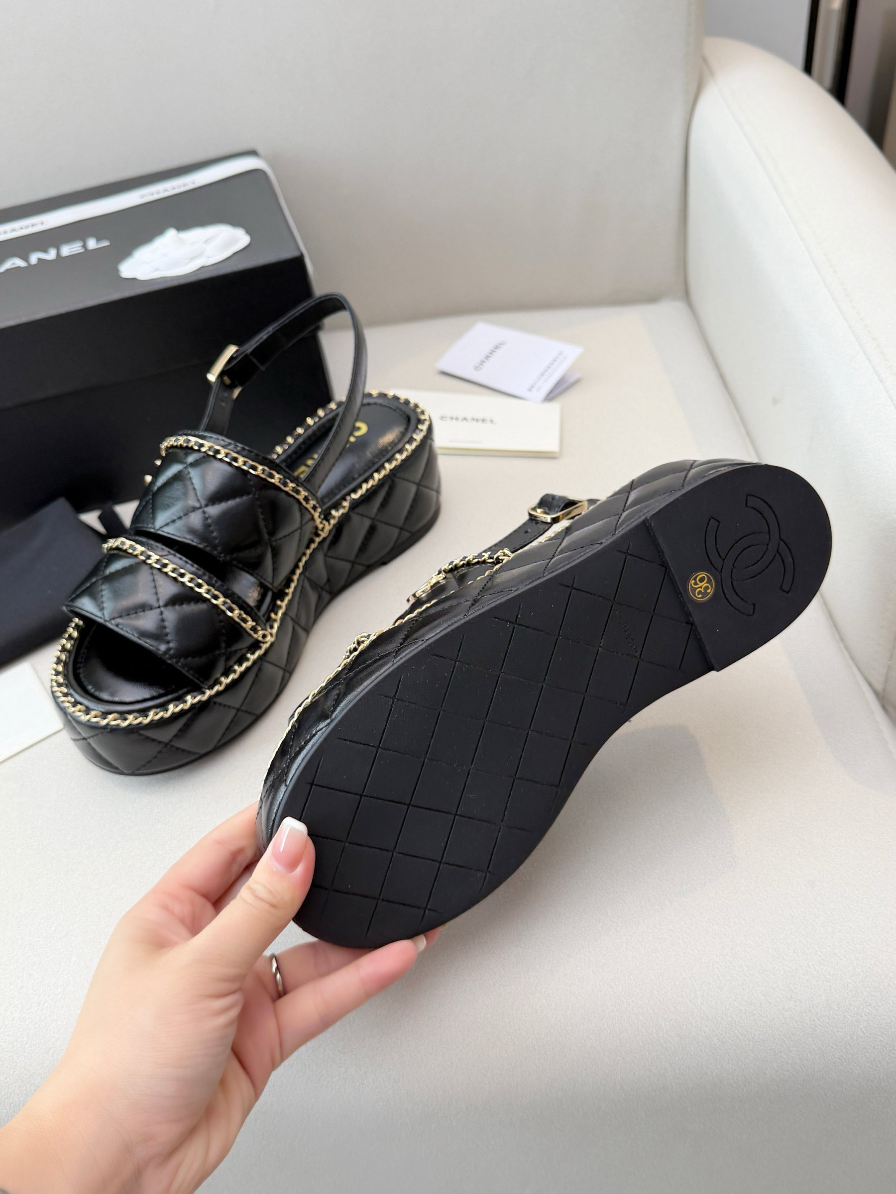 ua Ch**el sandals
