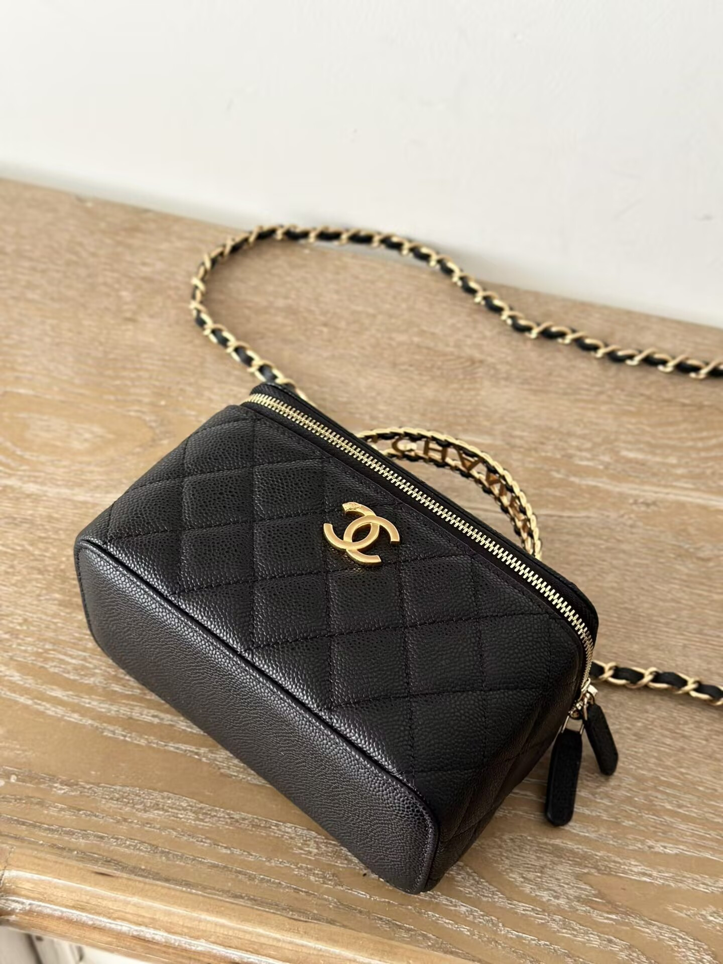 Ch**el vanity with chain 9.5x17x8cm