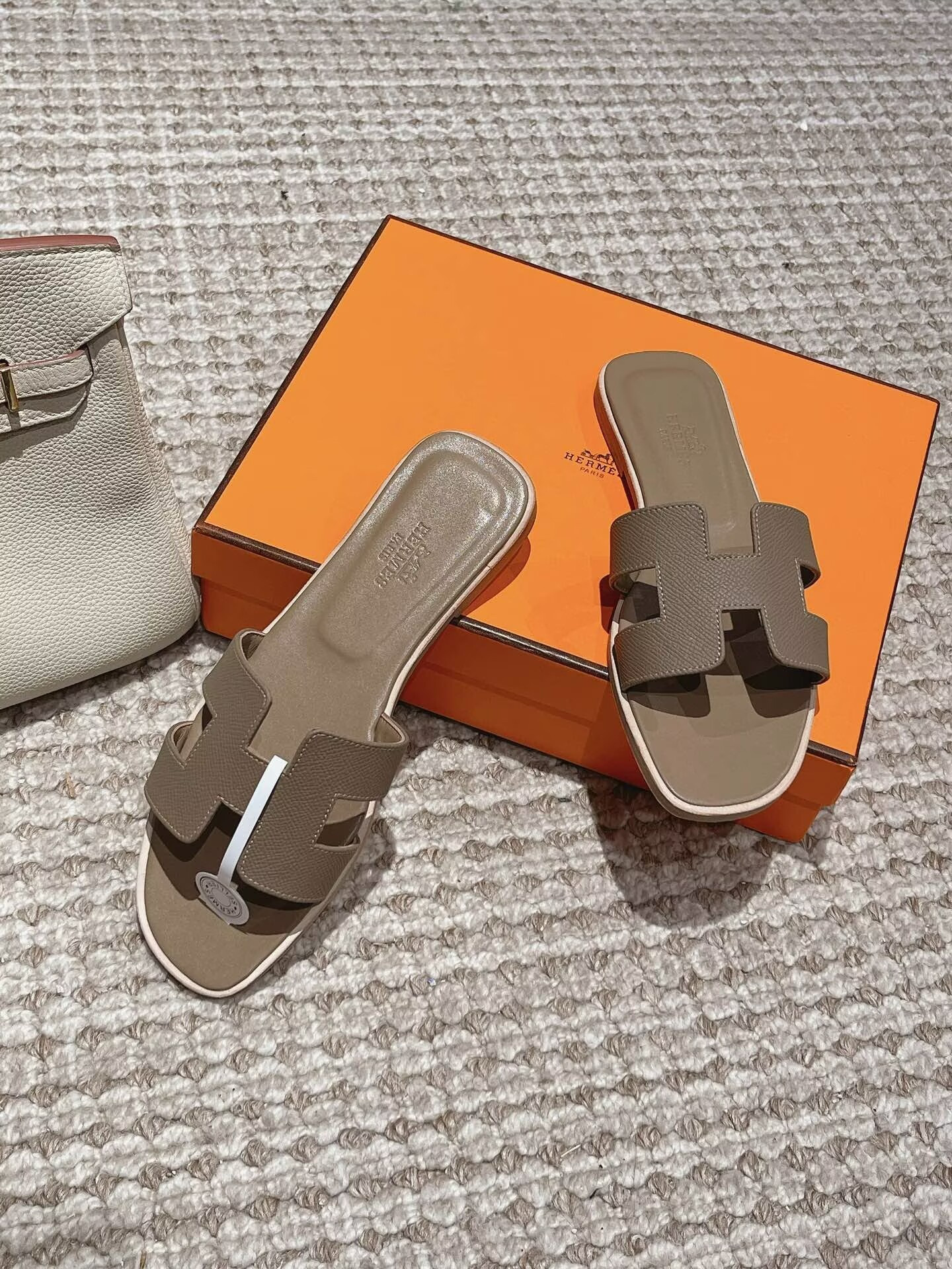 UA Hermès Oran Sandal