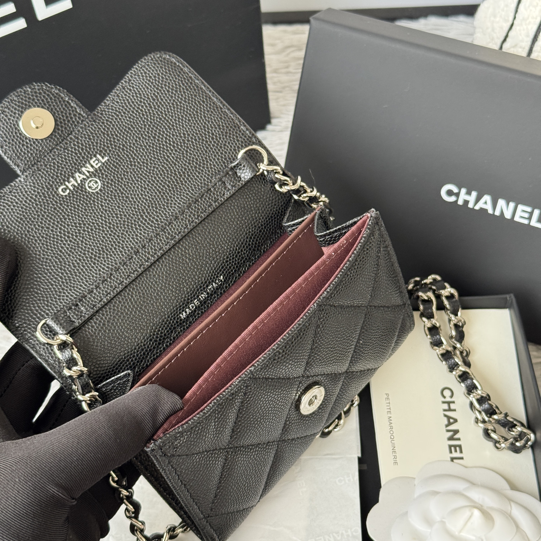 Ch**el wallet on chain 8.5x12.5x2.5cm