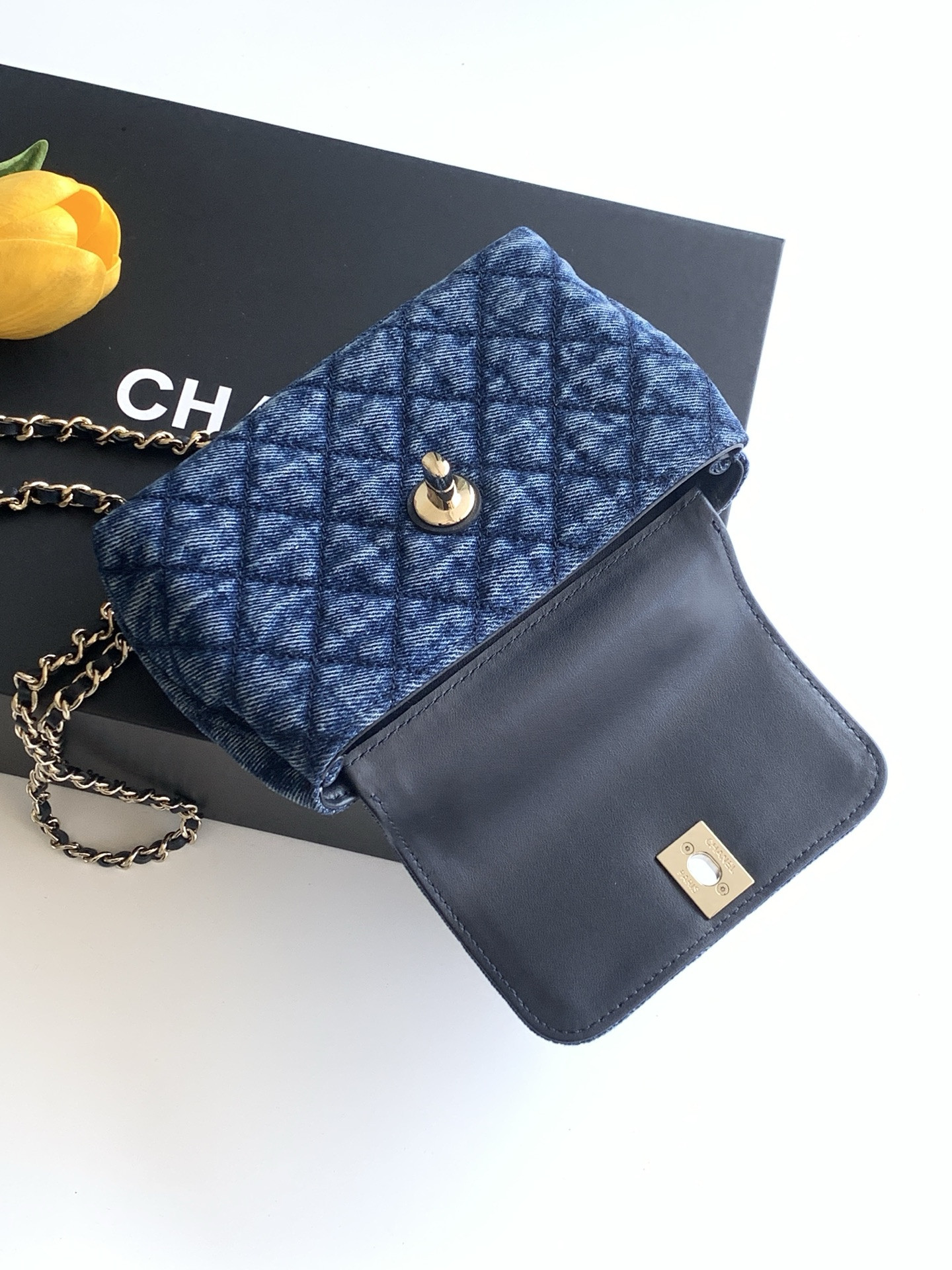 Ch**el coco clutch with chain ap4244 11.5x14.5x5.5cm