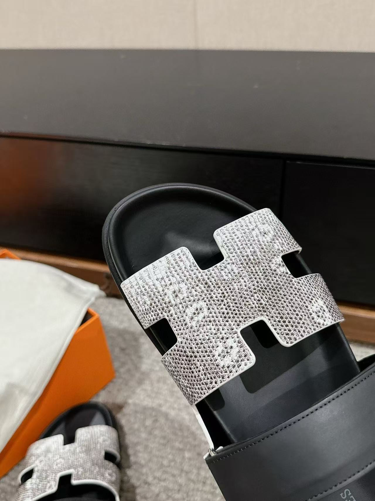UA H**me5 Chypre Sandal