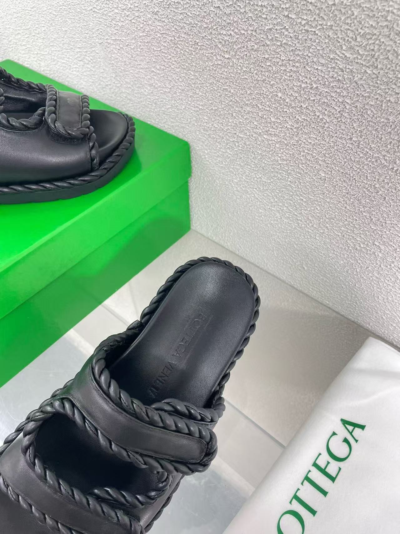 UA B0tt*ga Ven*ta Slide