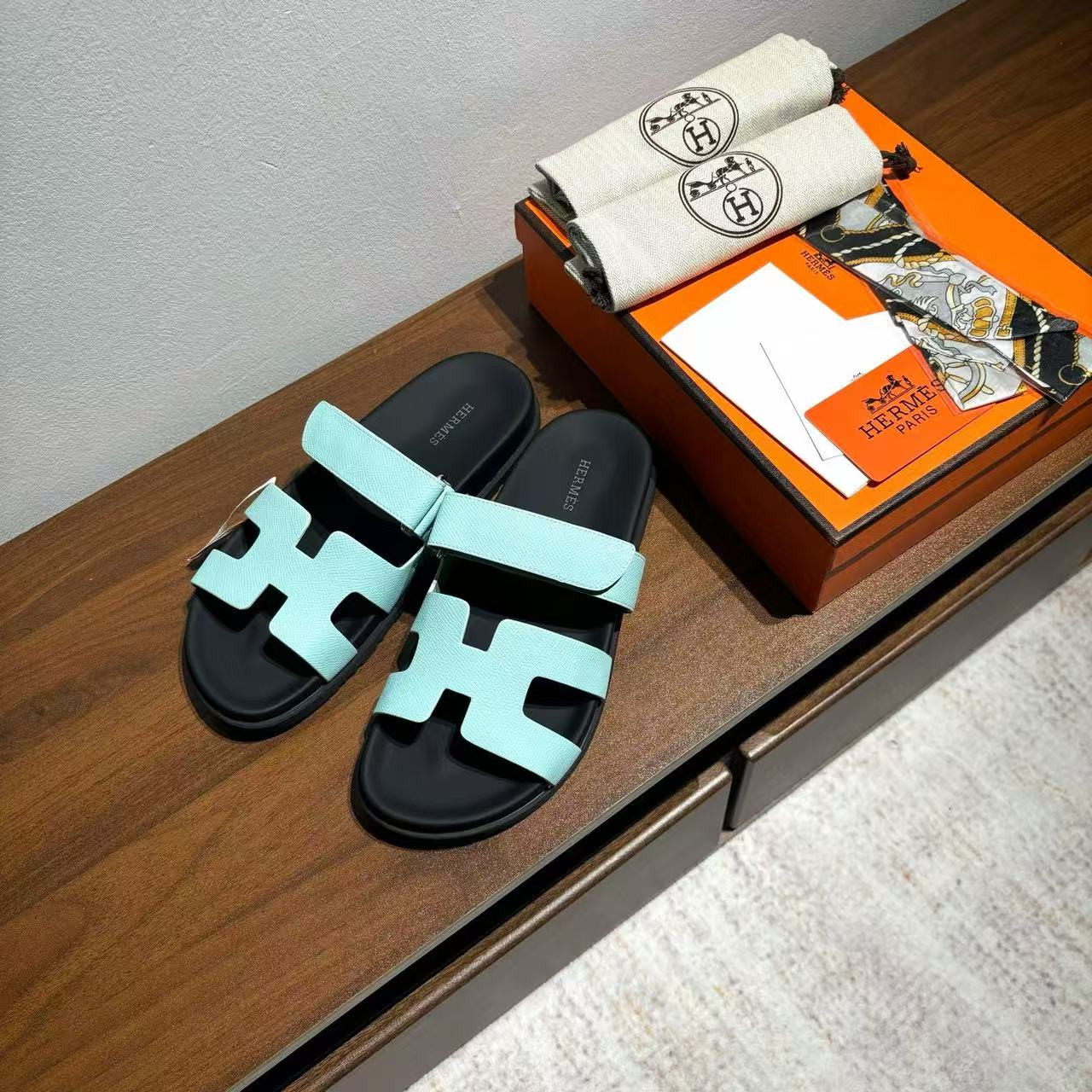 UA H**me5 Chypre Sandal